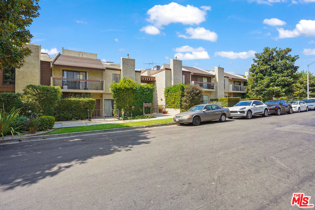 Los Angeles, California, 90025, United States, 2 Bedrooms Bedrooms, ,3 BathroomsBathrooms,Residential,For Sale,1940642