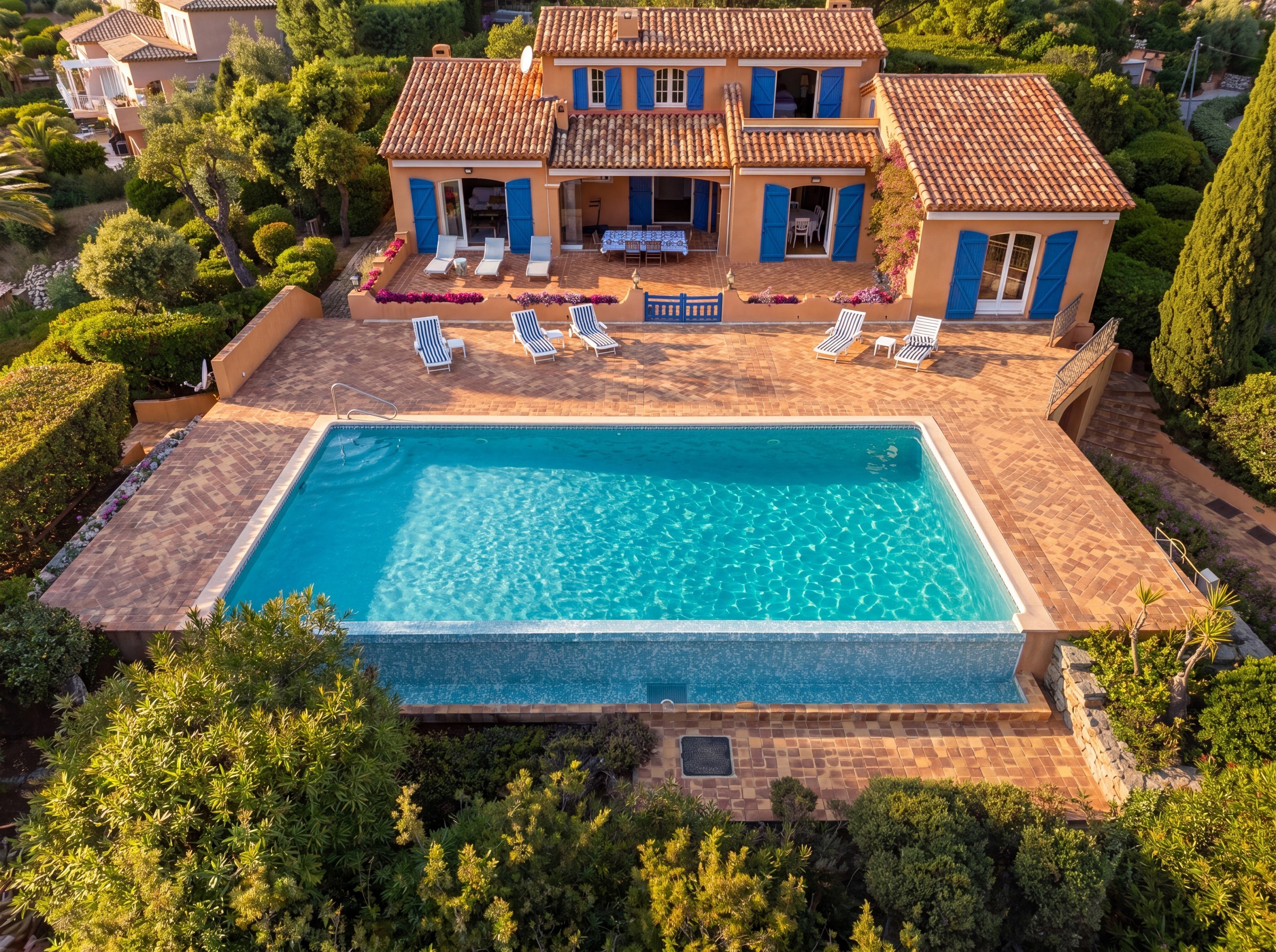  Sea-view Provençal villa: 1,500 m² plot with pool, in a residential area close … - 物件實景