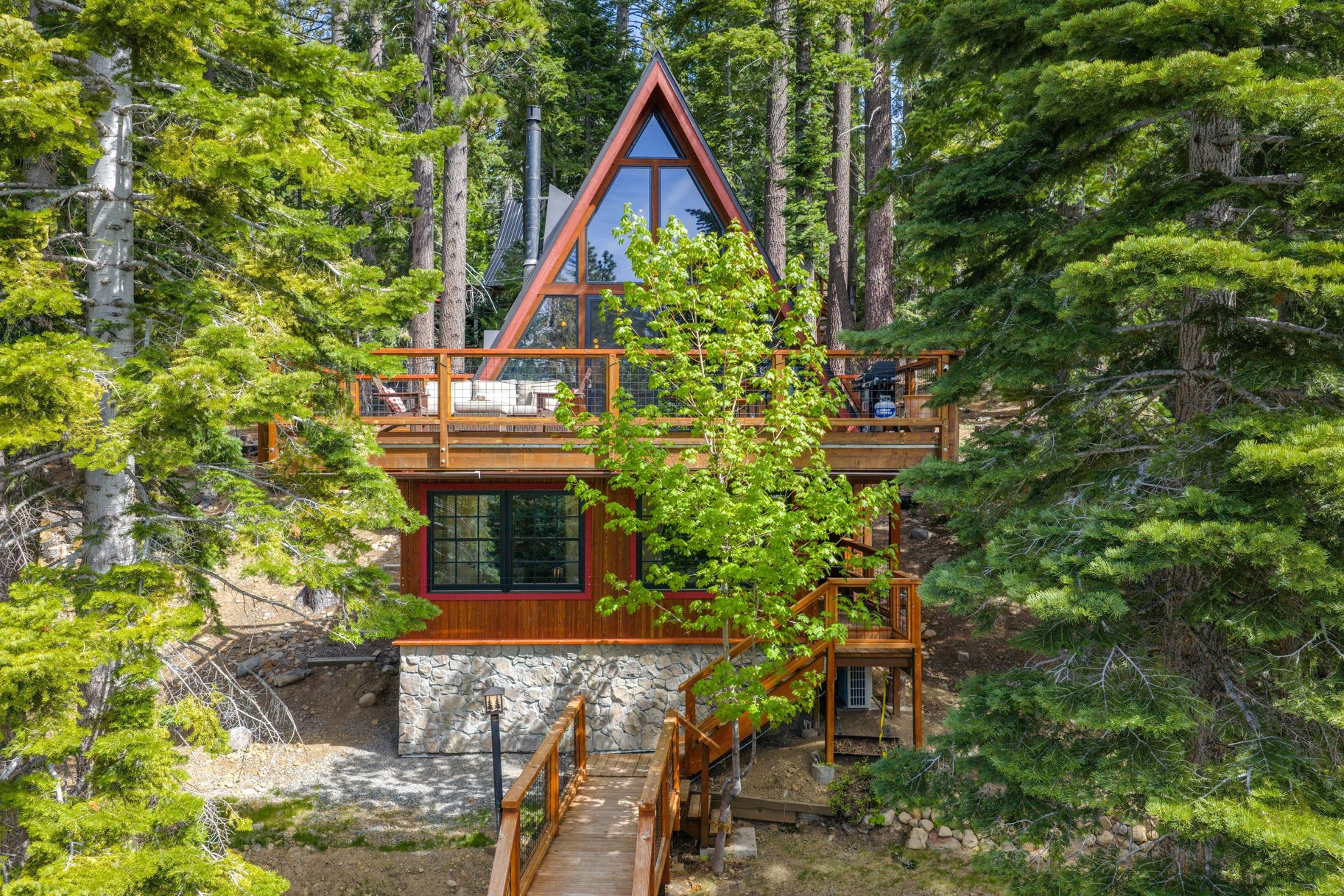  Iconic, Updated A-frame Steps from Trails with Private Beach Membership - 物件實景