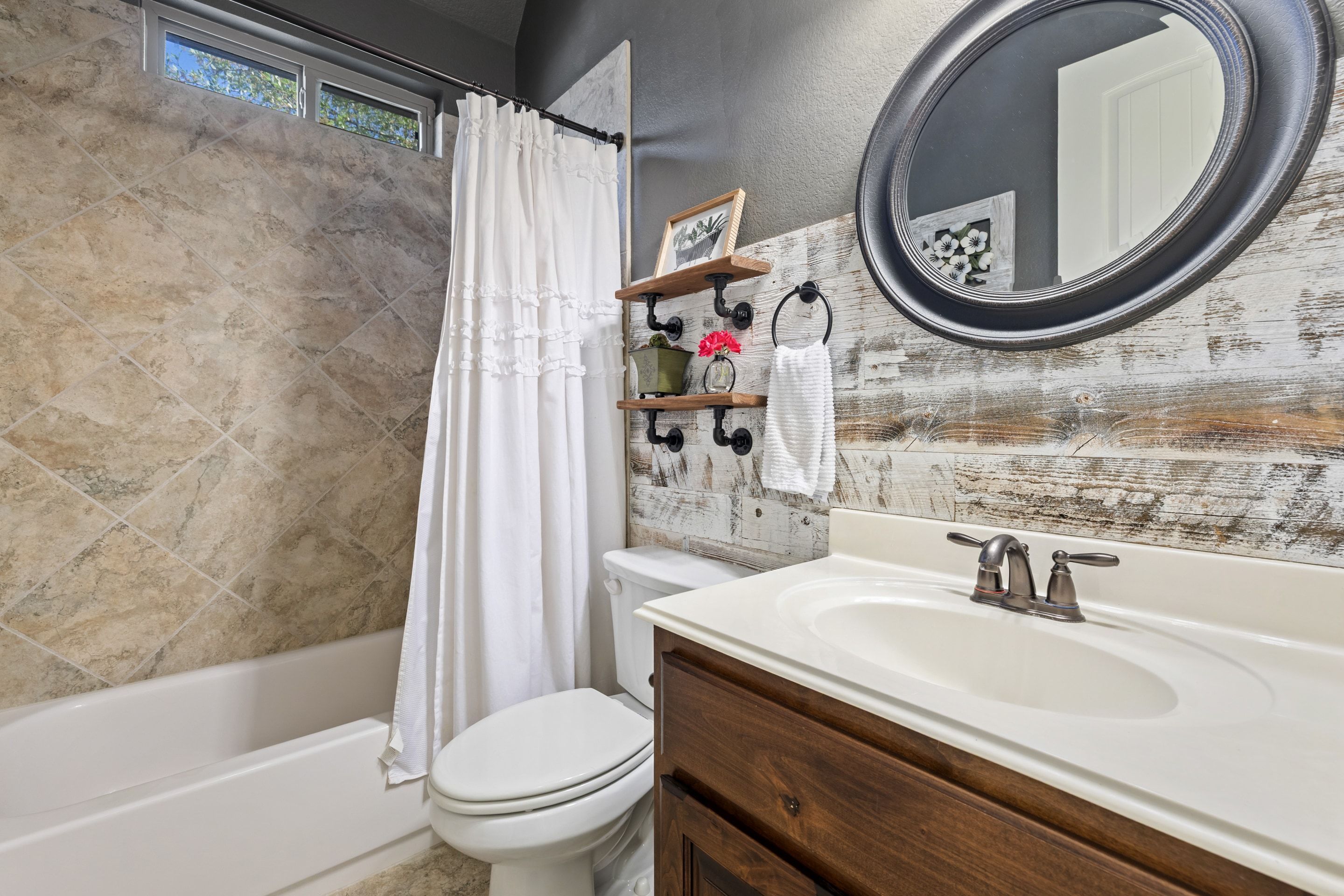  Refined Rocky Creek Living with Private Backyard Oasis - 物件實景