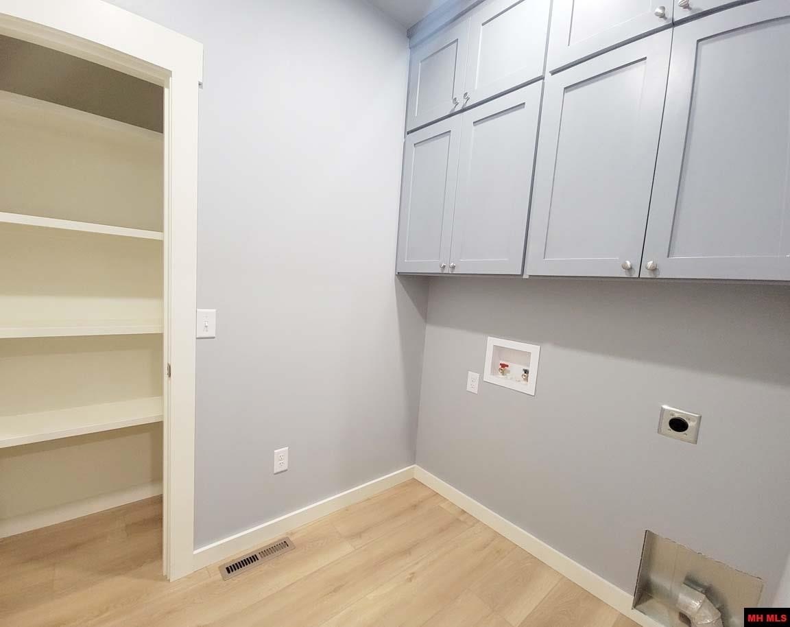 Mountain Home, Arkansas, 72653, United States, 3 Bedrooms Bedrooms, ,2 BathroomsBathrooms,Residential,For Sale,1983473