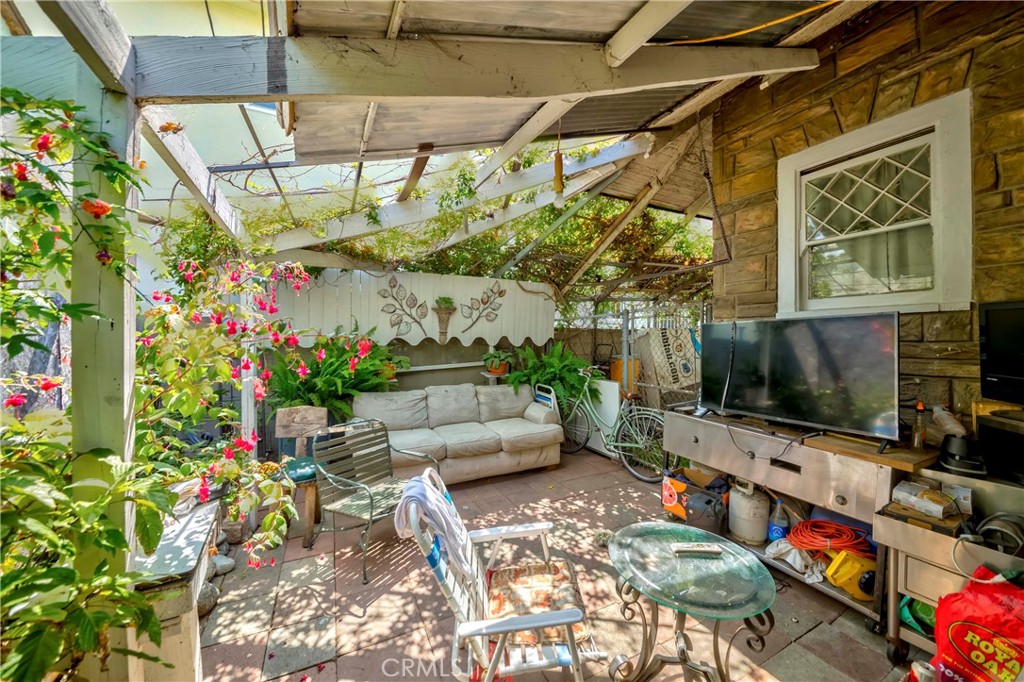 Los Angeles, California, 90018, United States, 3 Bedrooms Bedrooms, ,1 BathroomBathrooms,Residential,For Sale,1887928