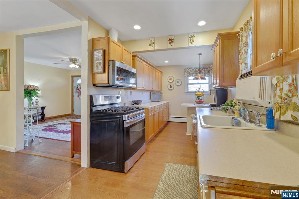 Oakland, New Jersey, 07436, United States, 2 Bedrooms Bedrooms, ,2 BathroomsBathrooms,Residential,For Sale,1988173