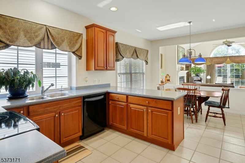 Franklin Twp., New Jersey, 08873, United States, 2 Bedrooms Bedrooms, ,2 BathroomsBathrooms,Residential,For Sale,1947950