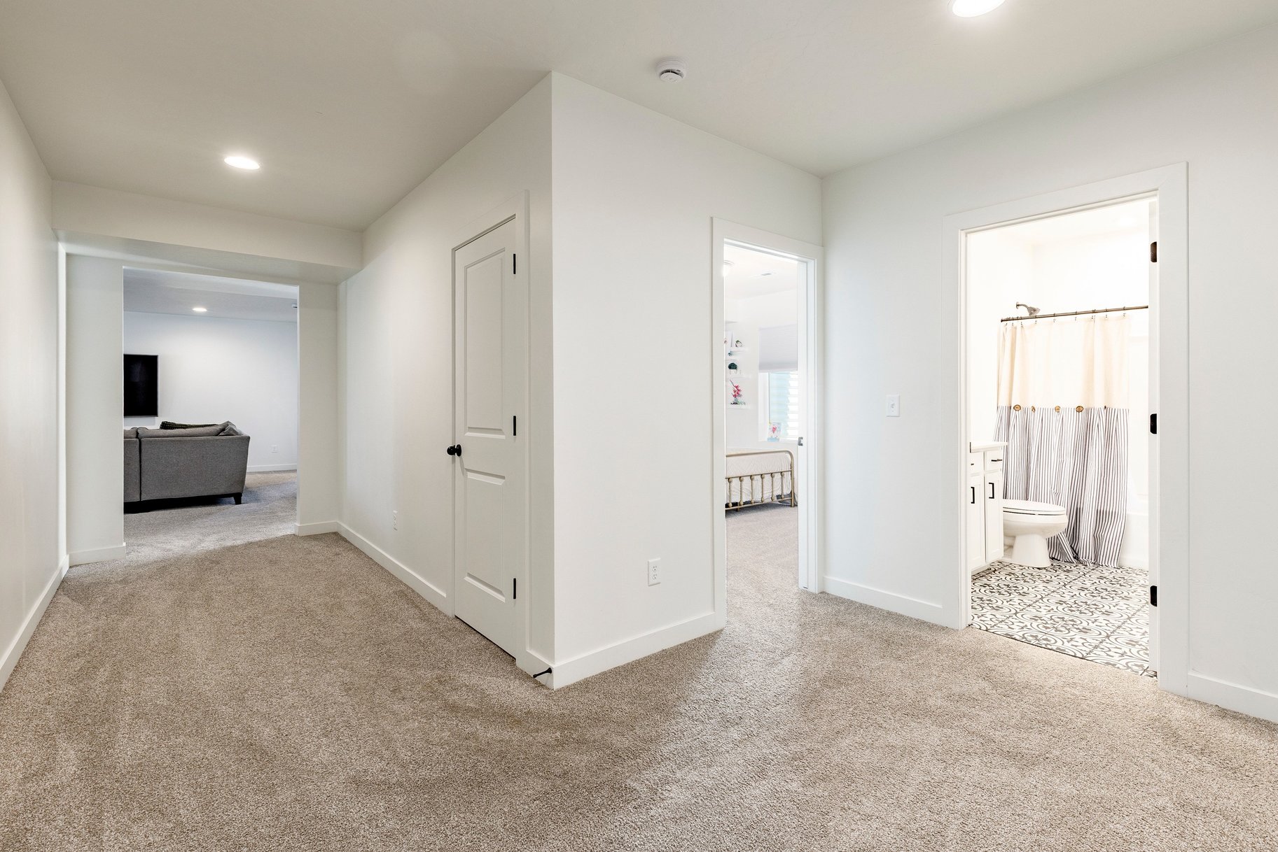  Spacious rambler with ADU. Open design and backyard made for living. - 物件實景