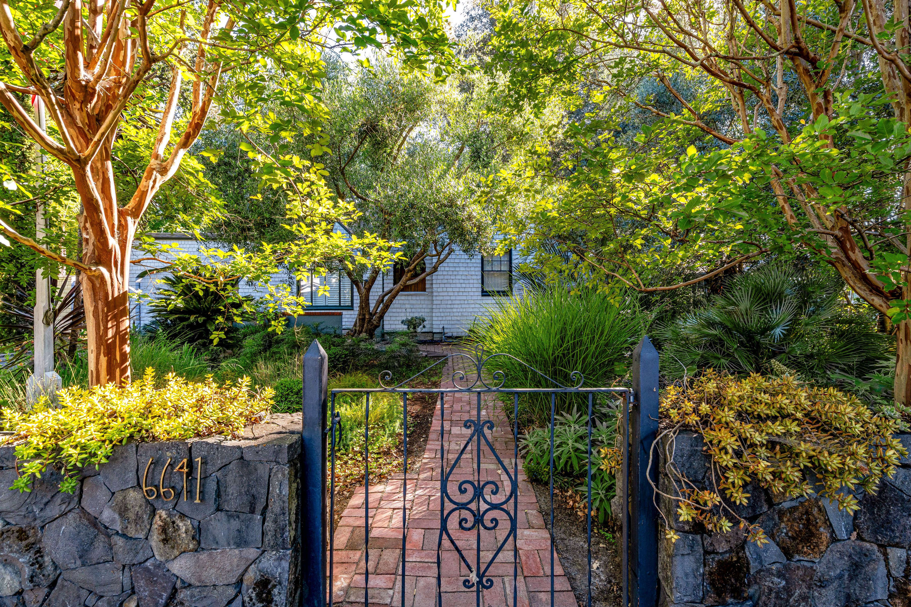  6641-6641A Yount Street - 物件實景