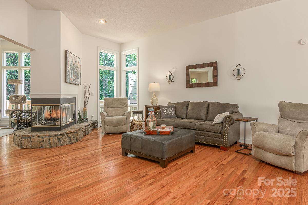 Hendersonville, North Carolina, 28739, United States, 3 Bedrooms Bedrooms, ,2 BathroomsBathrooms,Residential,For Sale,1974485