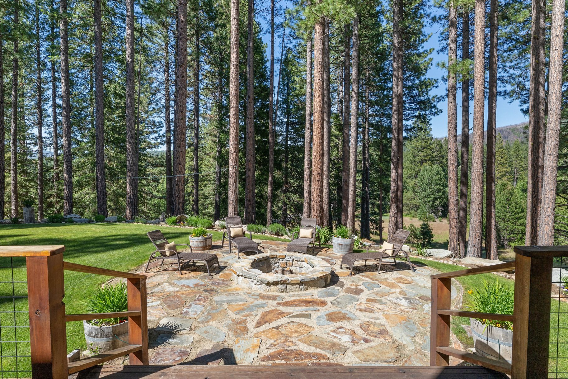  Hilltop Whitehawk Ranch Estate with Sweeping Meadow, Pond & Mountain Views - 物件實景