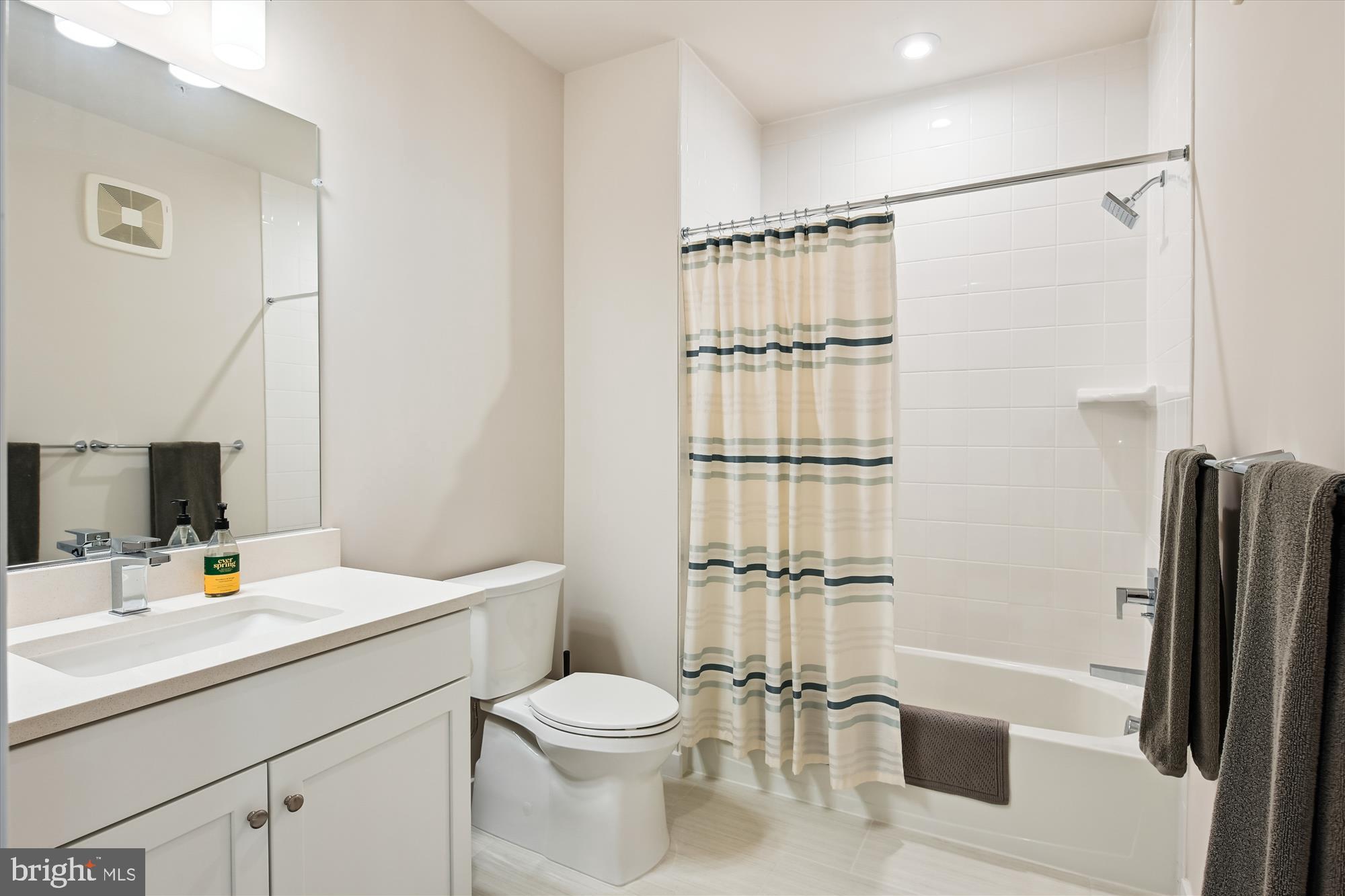 Reston, Virginia, 20190, United States, 2 Bedrooms Bedrooms, ,2 BathroomsBathrooms,Residential,For Sale,1915599