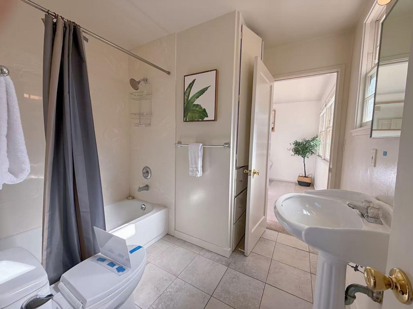 Palo Alto, California, 94303, United States, 4 Bedrooms Bedrooms, ,2 BathroomsBathrooms,Residential,For Sale,1984976