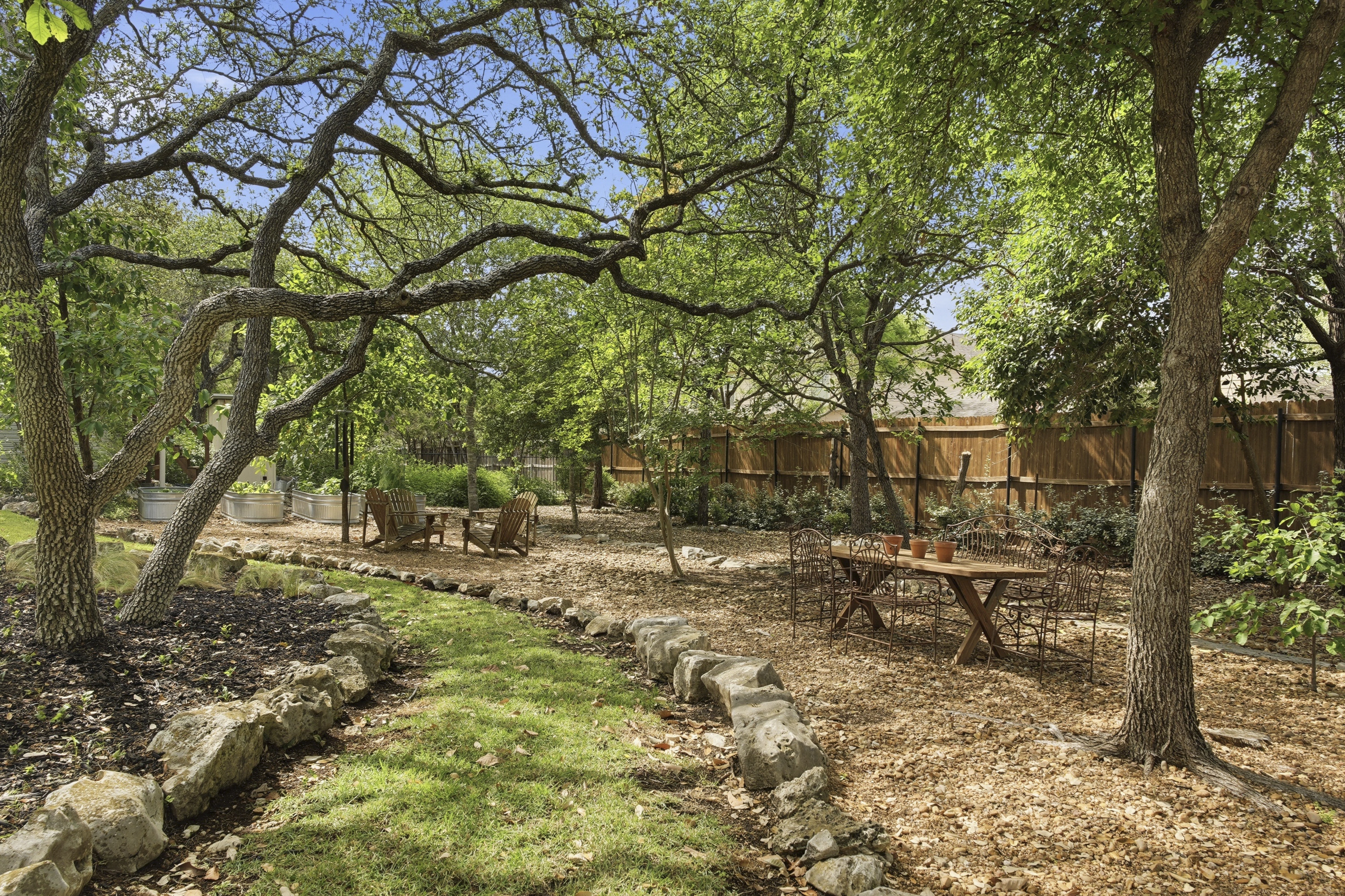  Custom-Designed Home on a 1-Acre - 物件實景