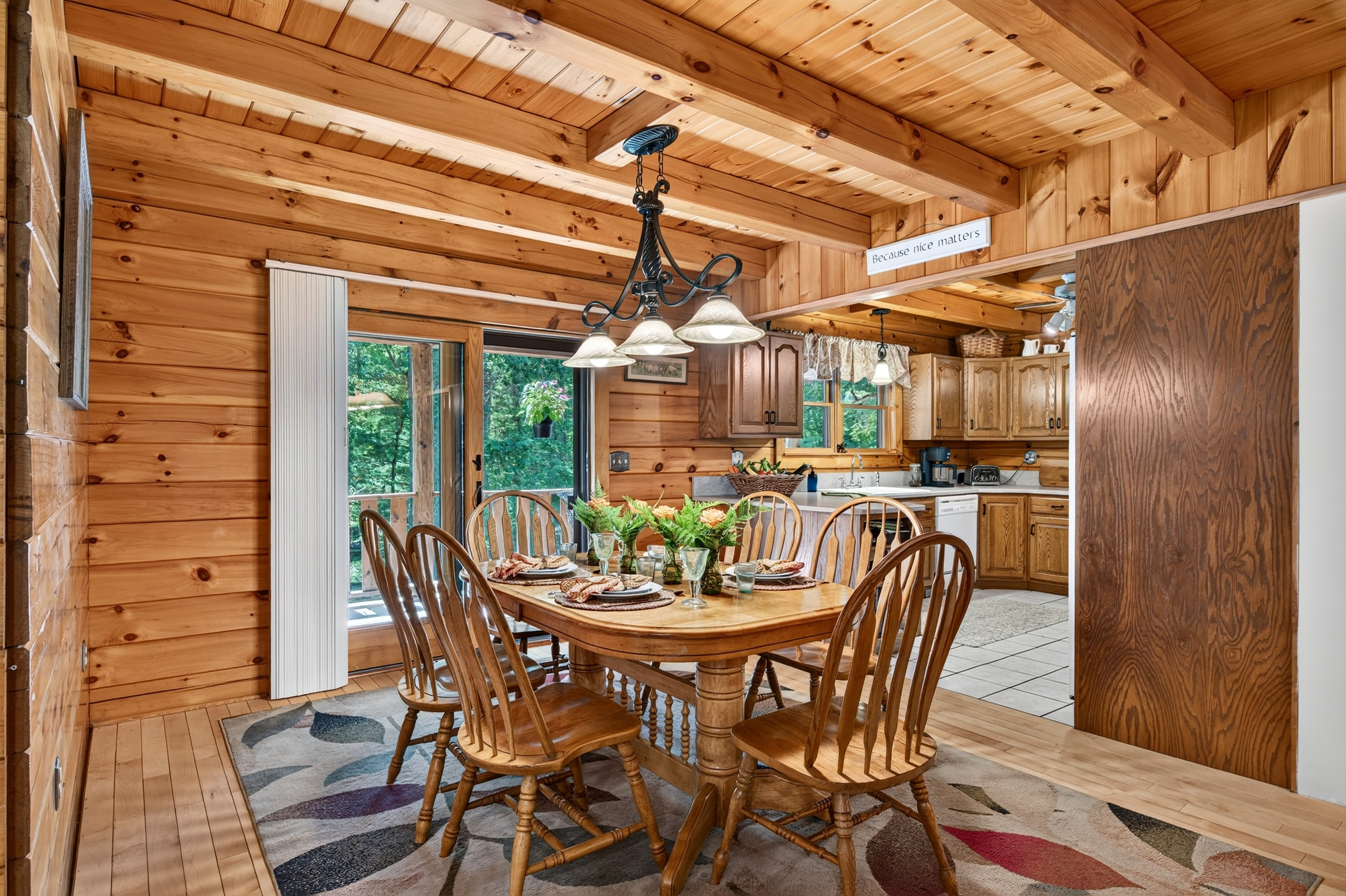  Tucked within four private, tranquil acres, this charming rustic log home offers - 物件實景