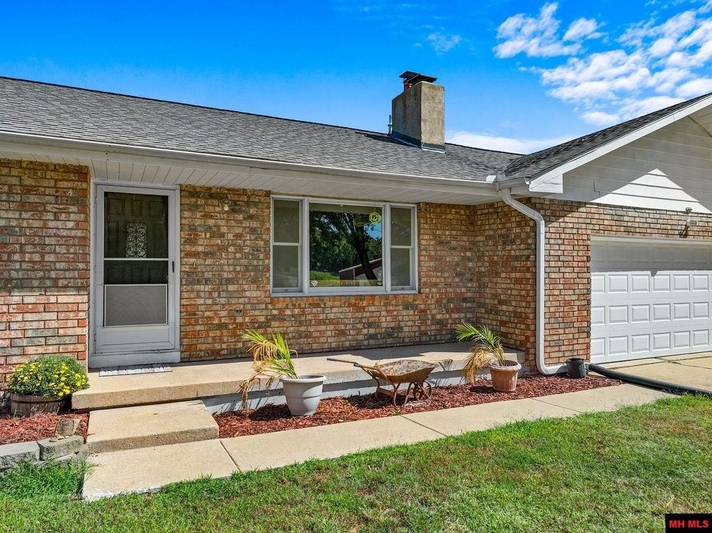 Gainesville, Missouri, 65655, United States, 4 Bedrooms Bedrooms, ,3 BathroomsBathrooms,Residential,For Sale,1979779