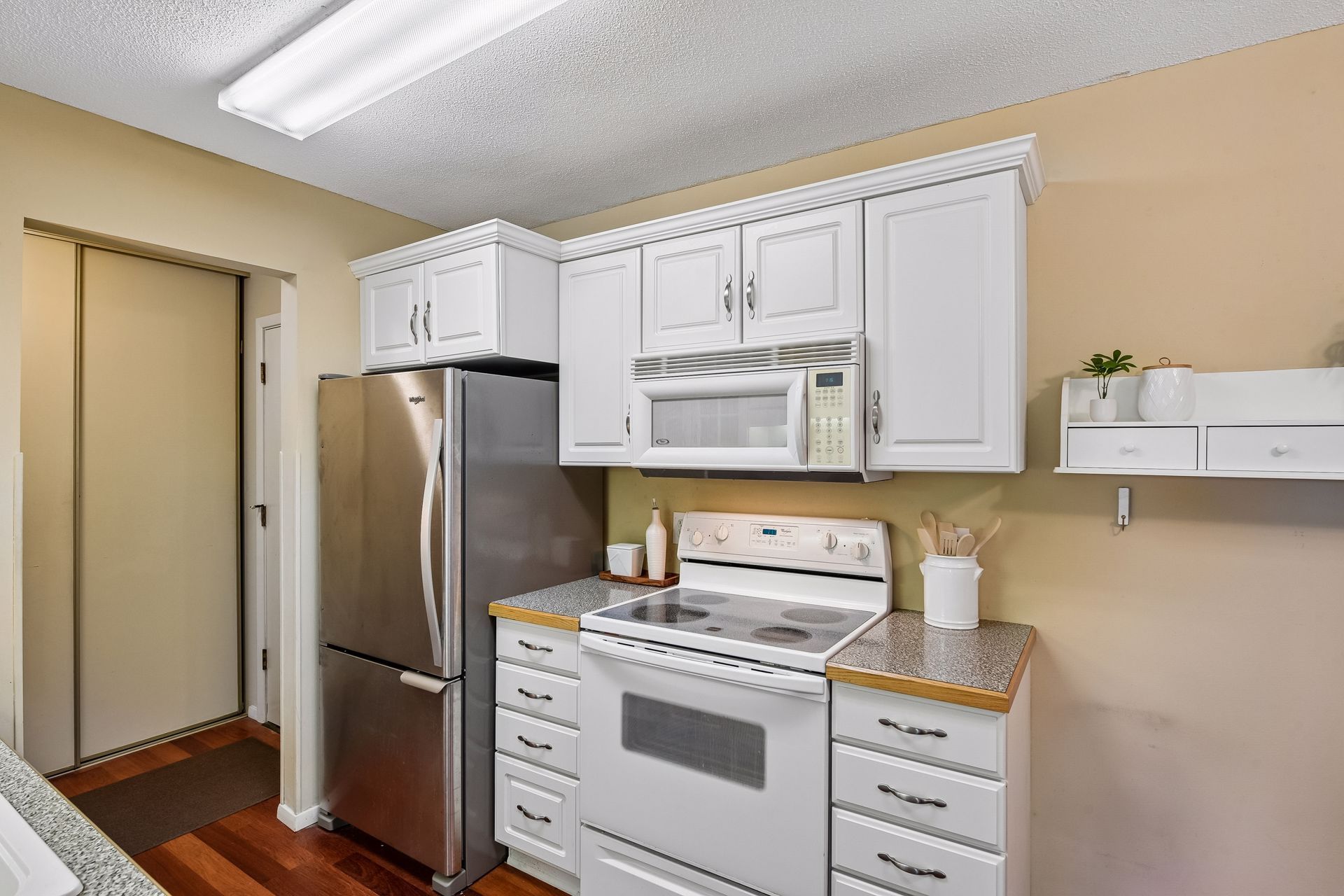  Second-Floor Wayzata Villas Condo with Beautiful Pond Views - 物件實景
