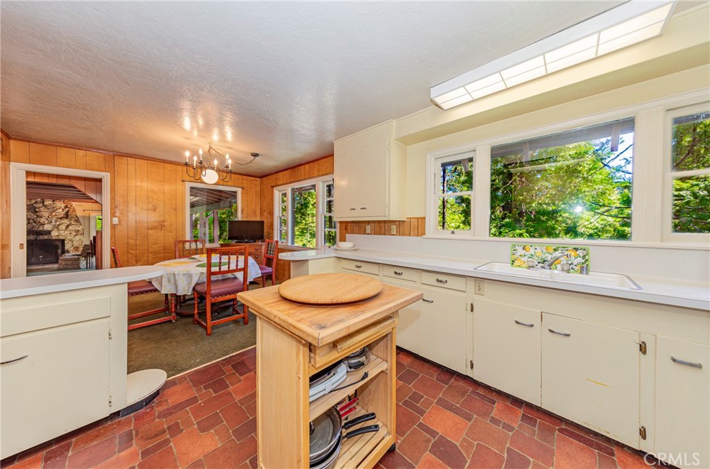 Fish Camp, California, 93623, United States, 5 Bedrooms Bedrooms, ,2 BathroomsBathrooms,Residential,For Sale,1881332