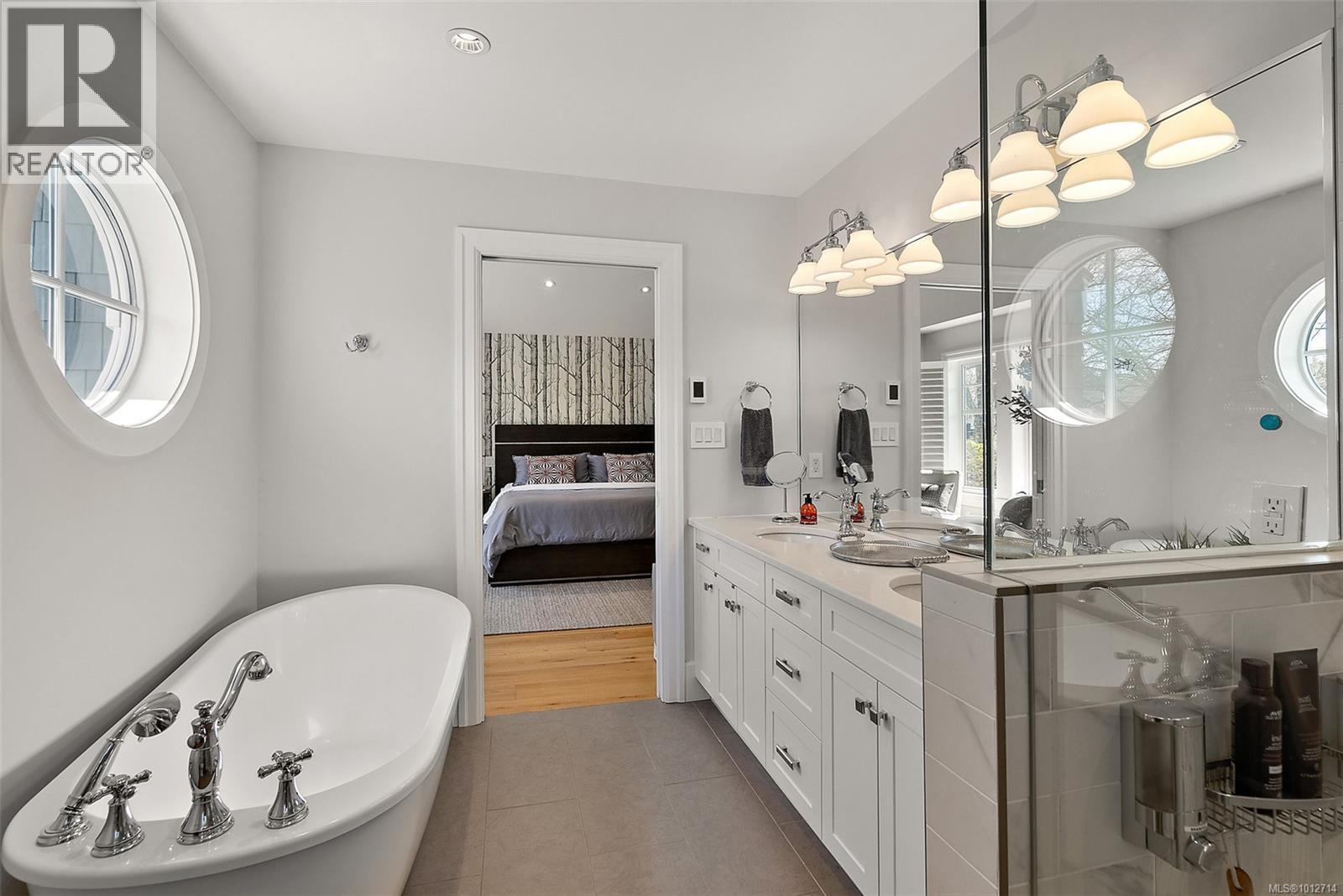 OAK BAY, British Columbia, V8S 2W2, CA, 3 Bedrooms Bedrooms, ,3 BathroomsBathrooms,Residential,For Sale,1949531