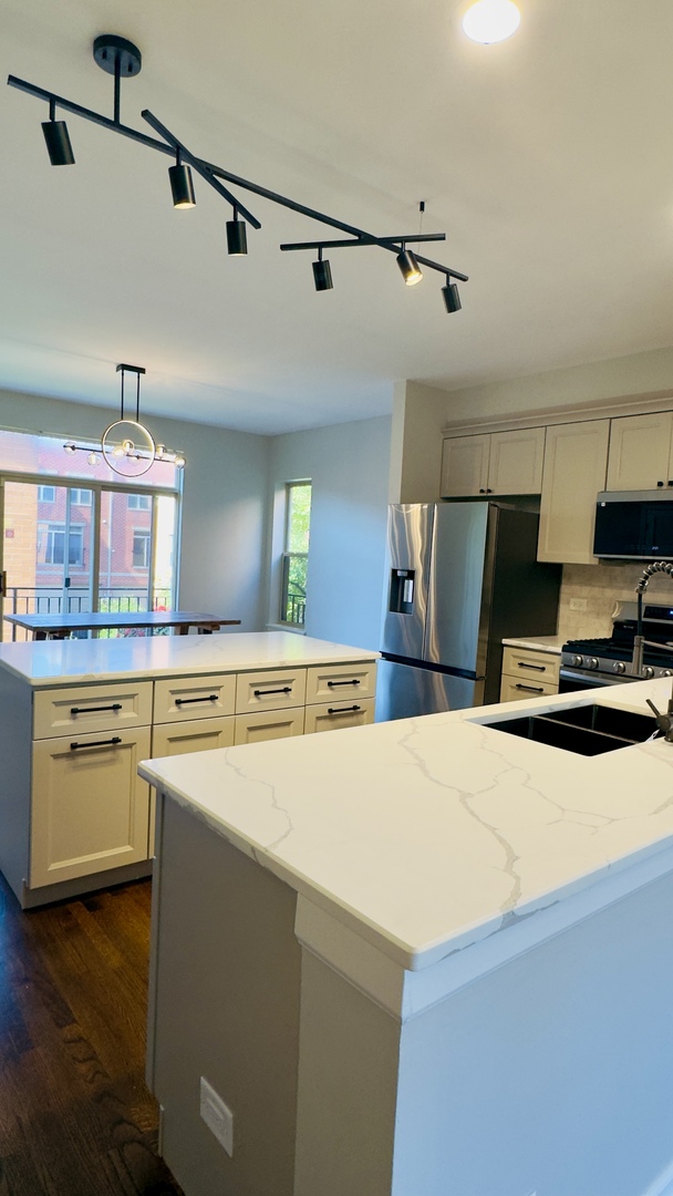 Chicago, Illinois, 60610, United States, 3 Bedrooms Bedrooms, ,3 BathroomsBathrooms,Residential,For Sale,1928687