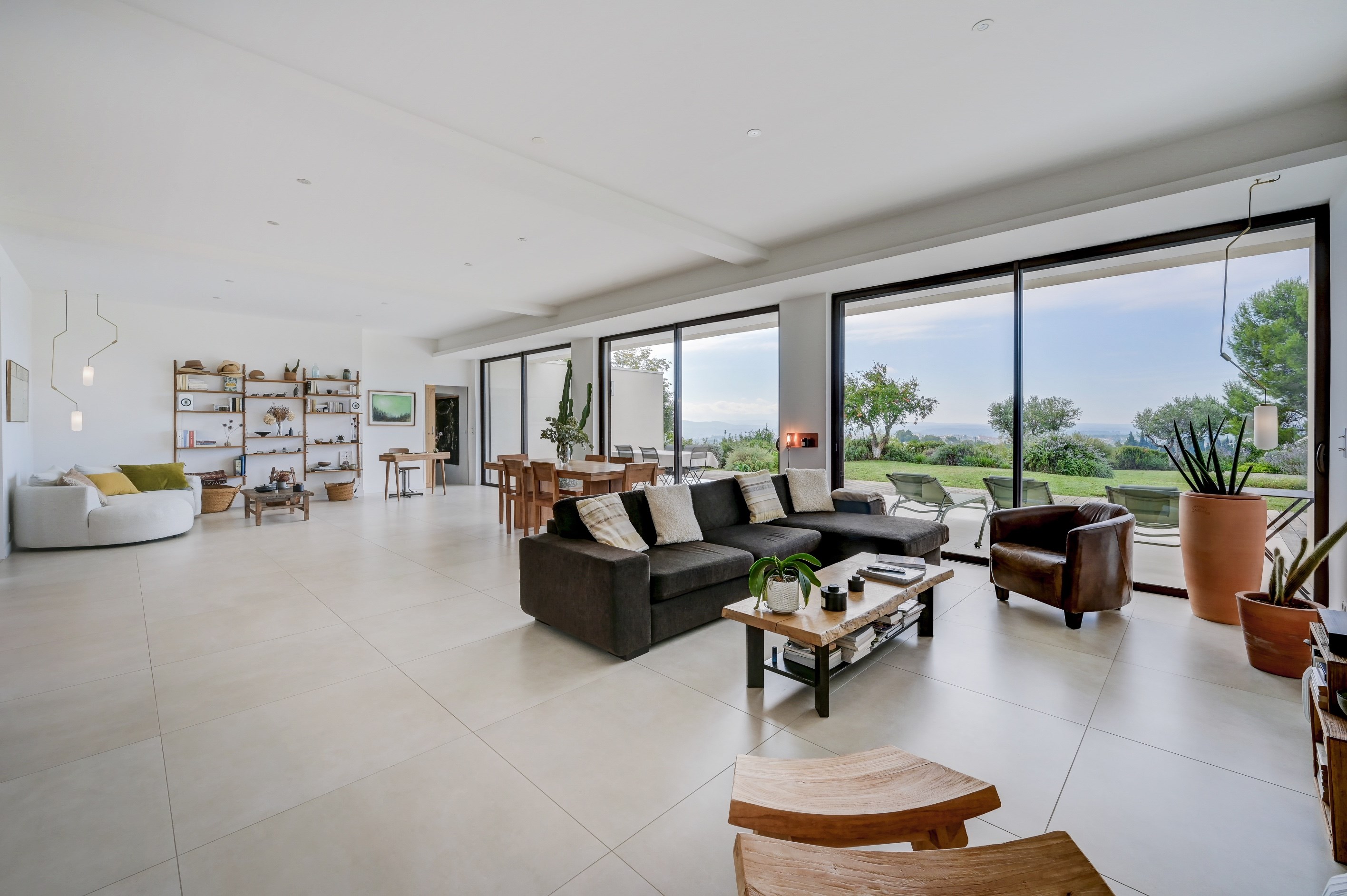  THE LUXURY OF SINGLE-LEVEL LIVING IN A SECURE PRIVATE ESTATE - 物件實景