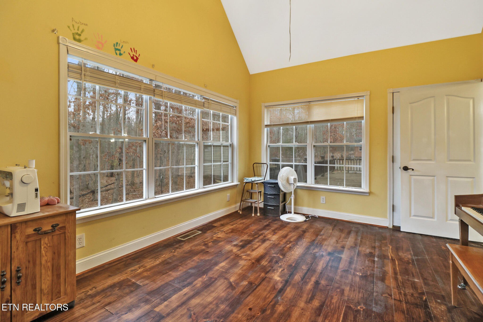 Crossville, Tennessee, 38572, United States, 2 Bedrooms Bedrooms, ,3 BathroomsBathrooms,Residential,For Sale,1998694