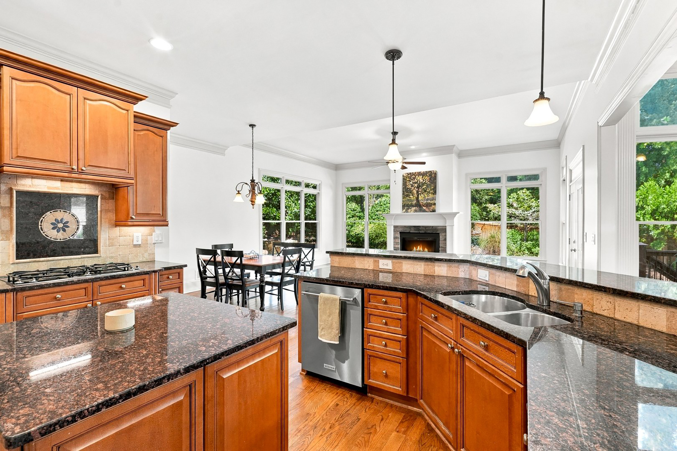  Exceptional Custom-Built Home with Theater, Full Bar and Private Gym - 物件實景