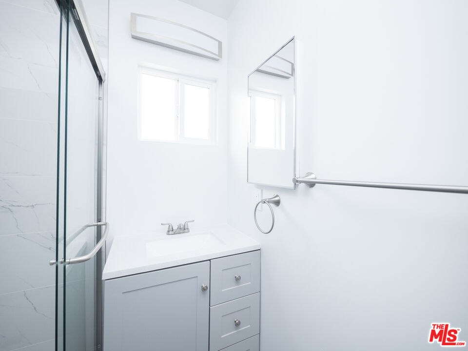 Los Angeles, California, 90066, United States, 4 Bedrooms Bedrooms, ,Residential,For Sale,1991946