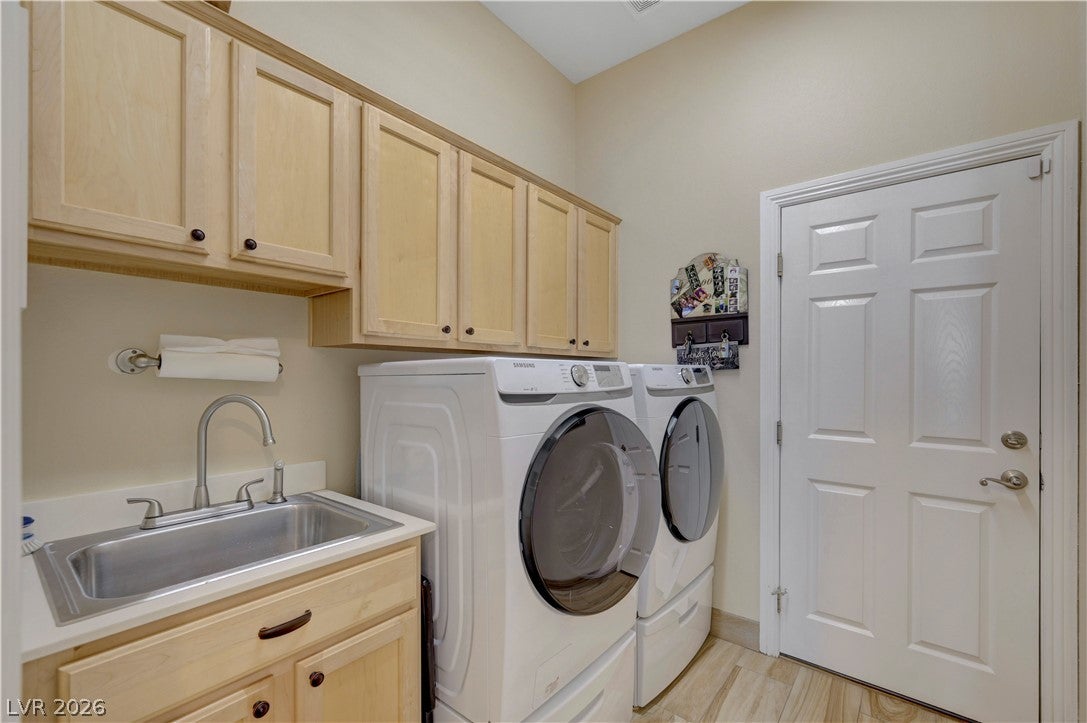 Henderson, Nevada, 89052, United States, 3 Bedrooms Bedrooms, ,3 BathroomsBathrooms,Residential,For Sale,2024085