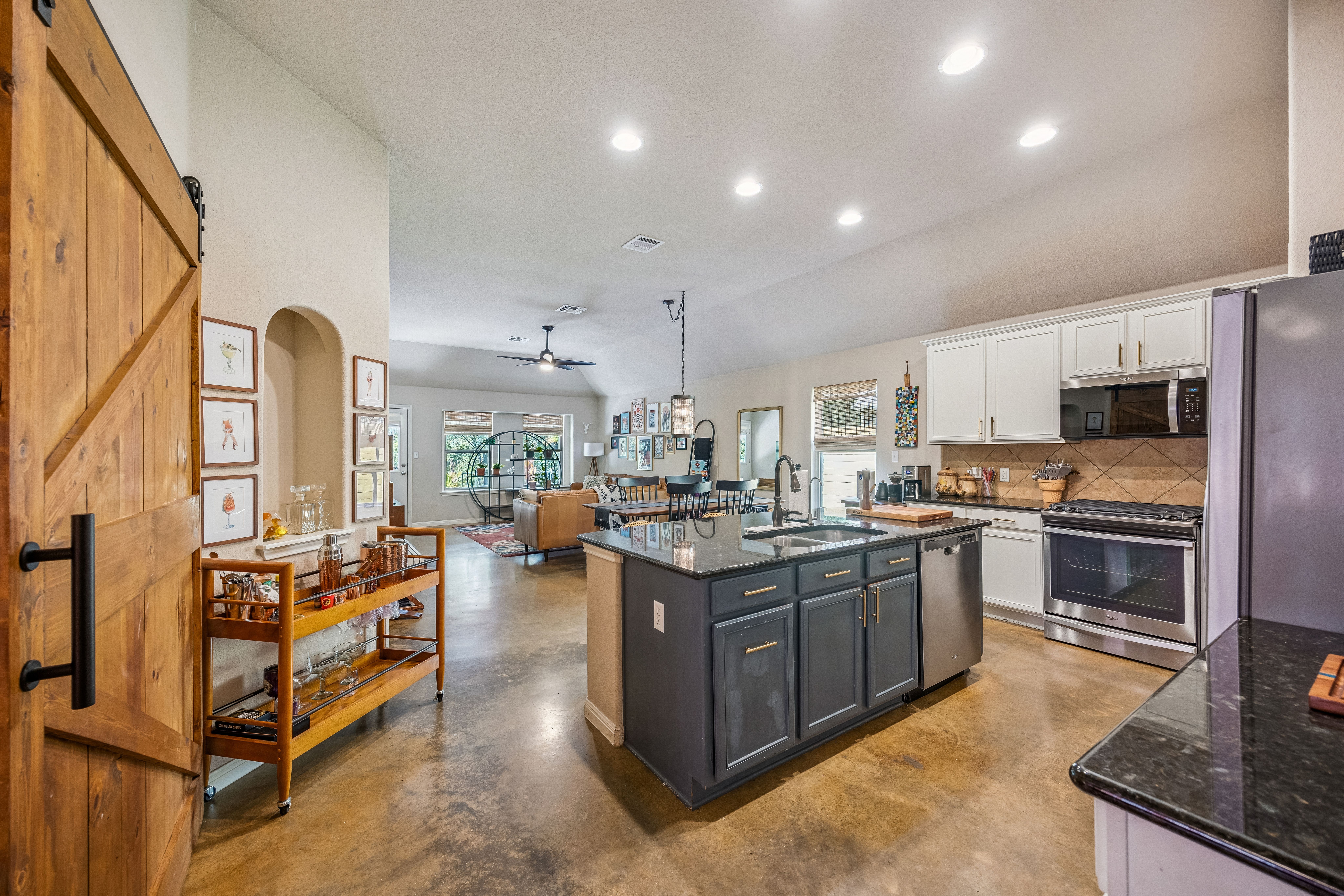  Single-Story Retreat Backing to Greenbelt in Knollwood on the Colorado River - 物件實景