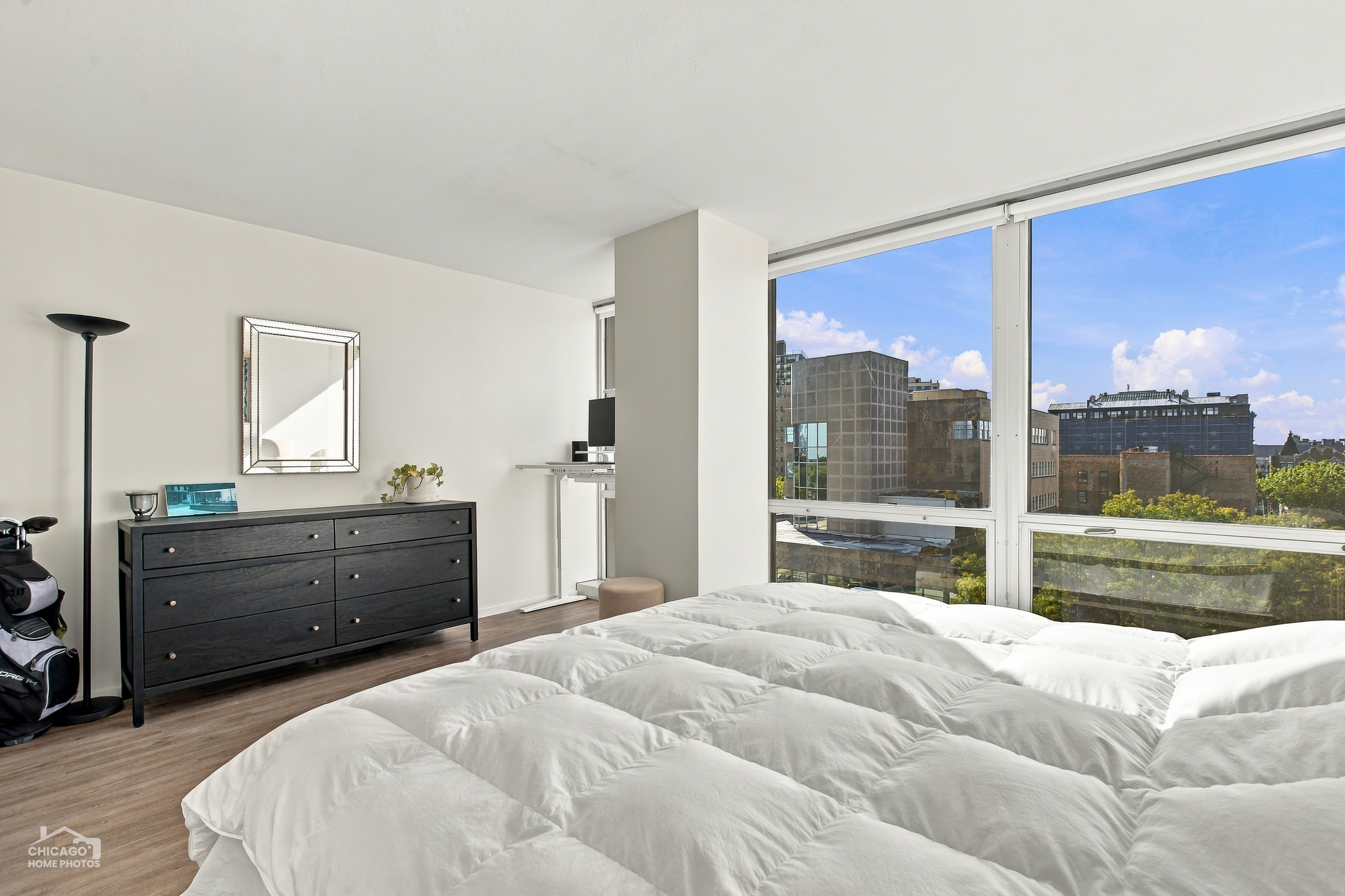  Gorgeous Views from Every Window in this Renovated, Corner Unit Condo - 物件實景