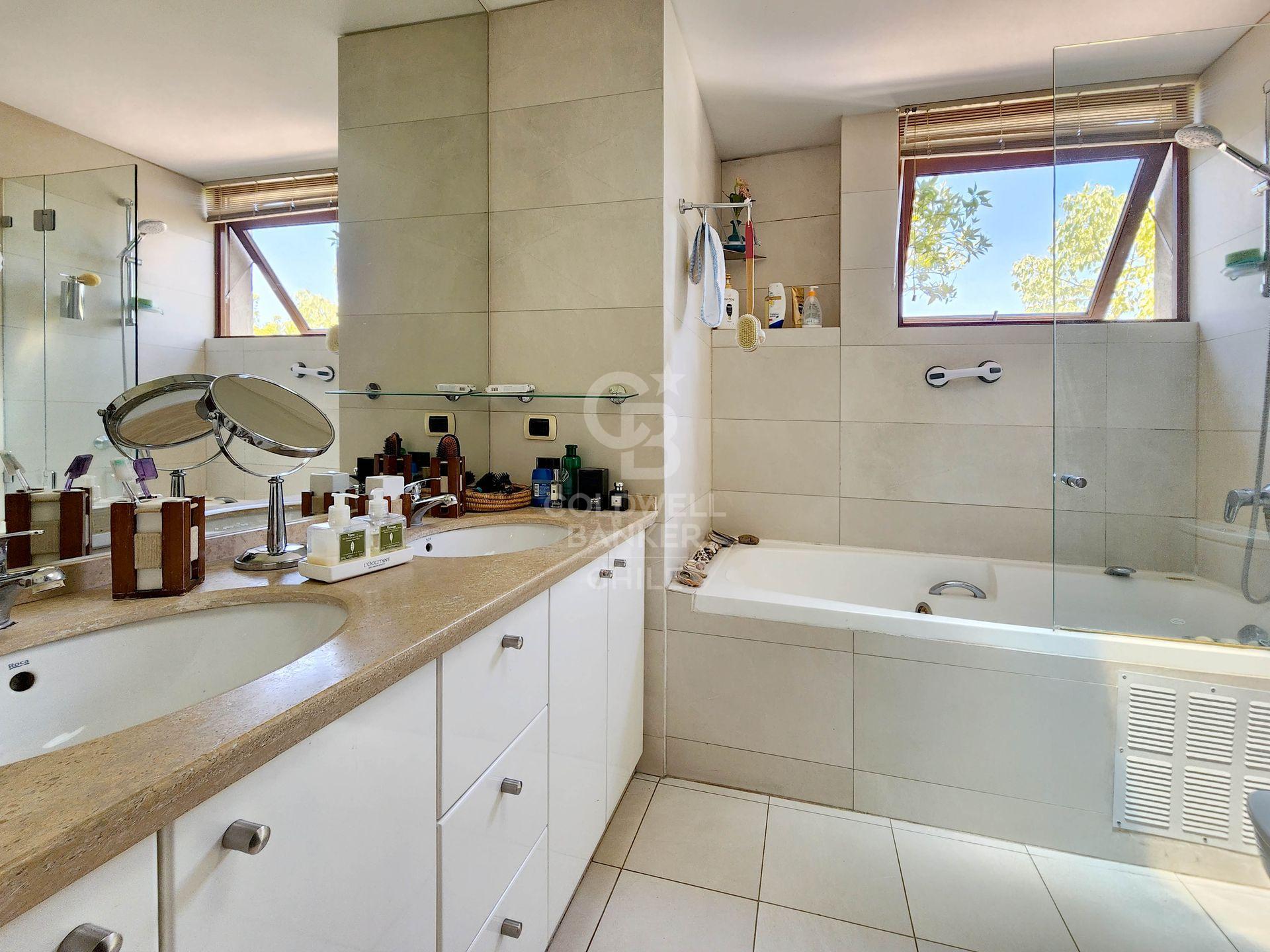 Vitacura, Chile, 3 Bedrooms Bedrooms, ,4 BathroomsBathrooms,Residential,For Sale,1867127