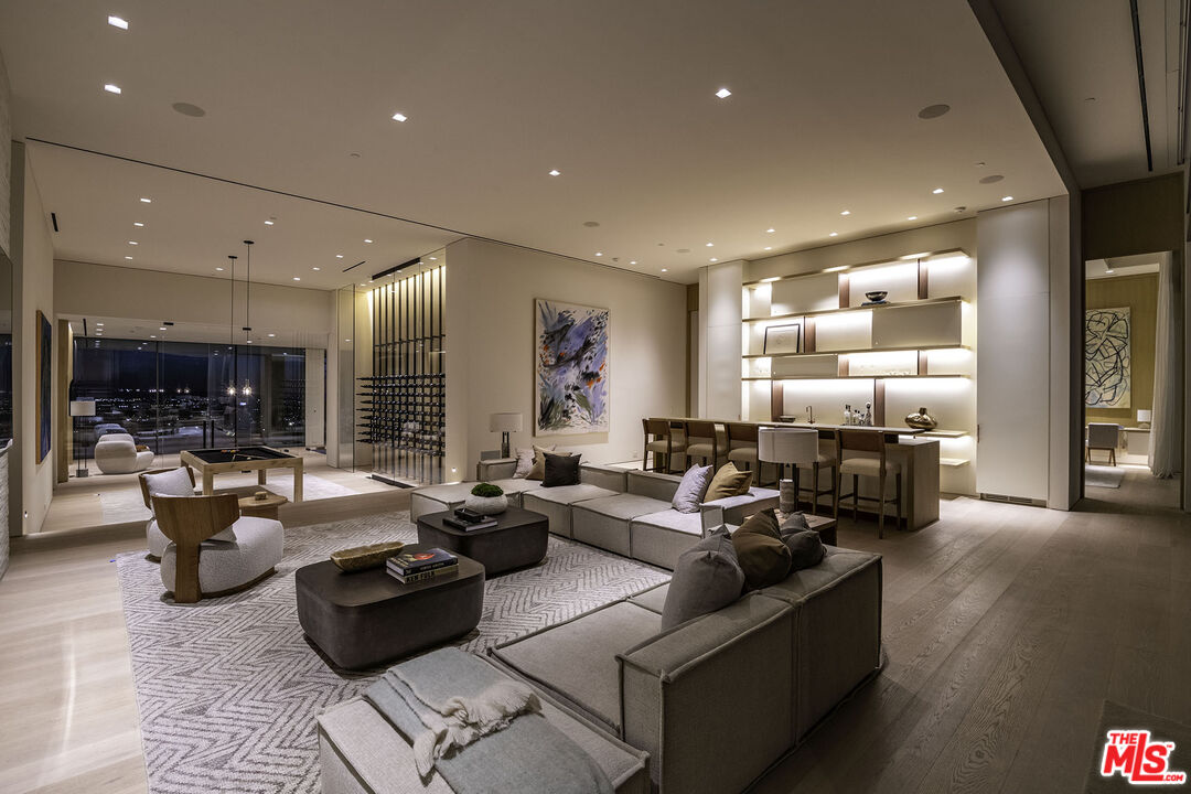 Los Angeles, California, 90069, United States, 7 Bedrooms Bedrooms, ,9 BathroomsBathrooms,Residential,For Sale,1925200