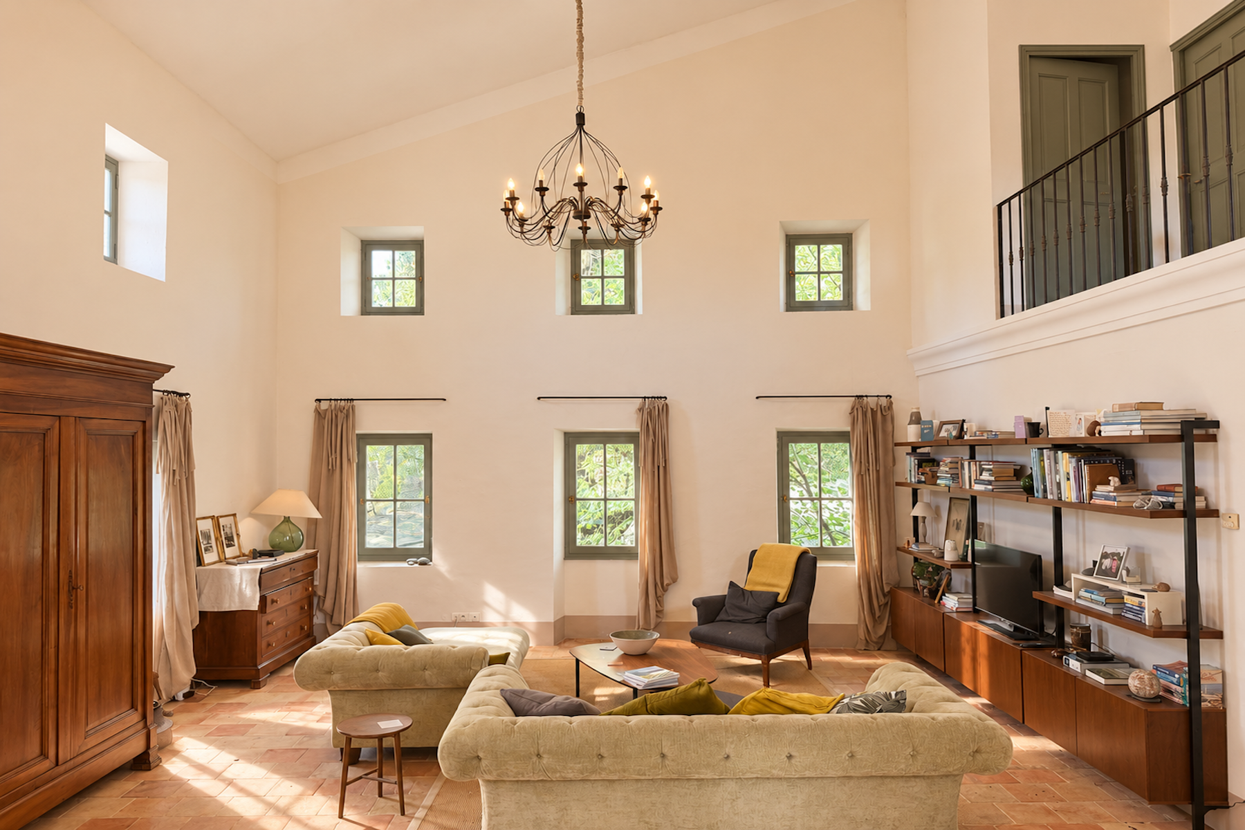  Elegant Stone Residence with Exceptional Volumes and Timeless Charm - 物件實景