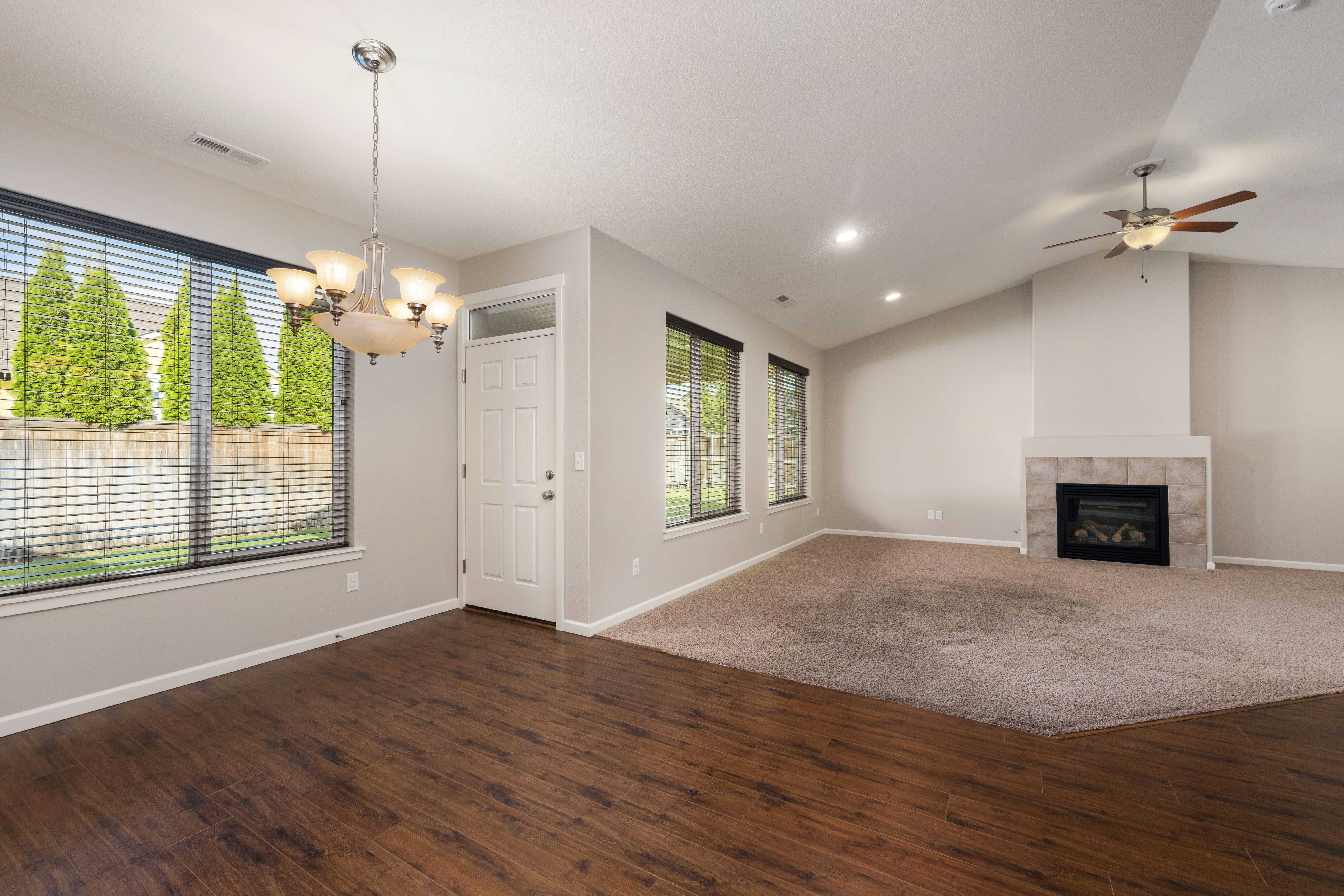  Welcome to this well-maintained 3-bedroom, 2-bath New Tradition resale - 物件實景
