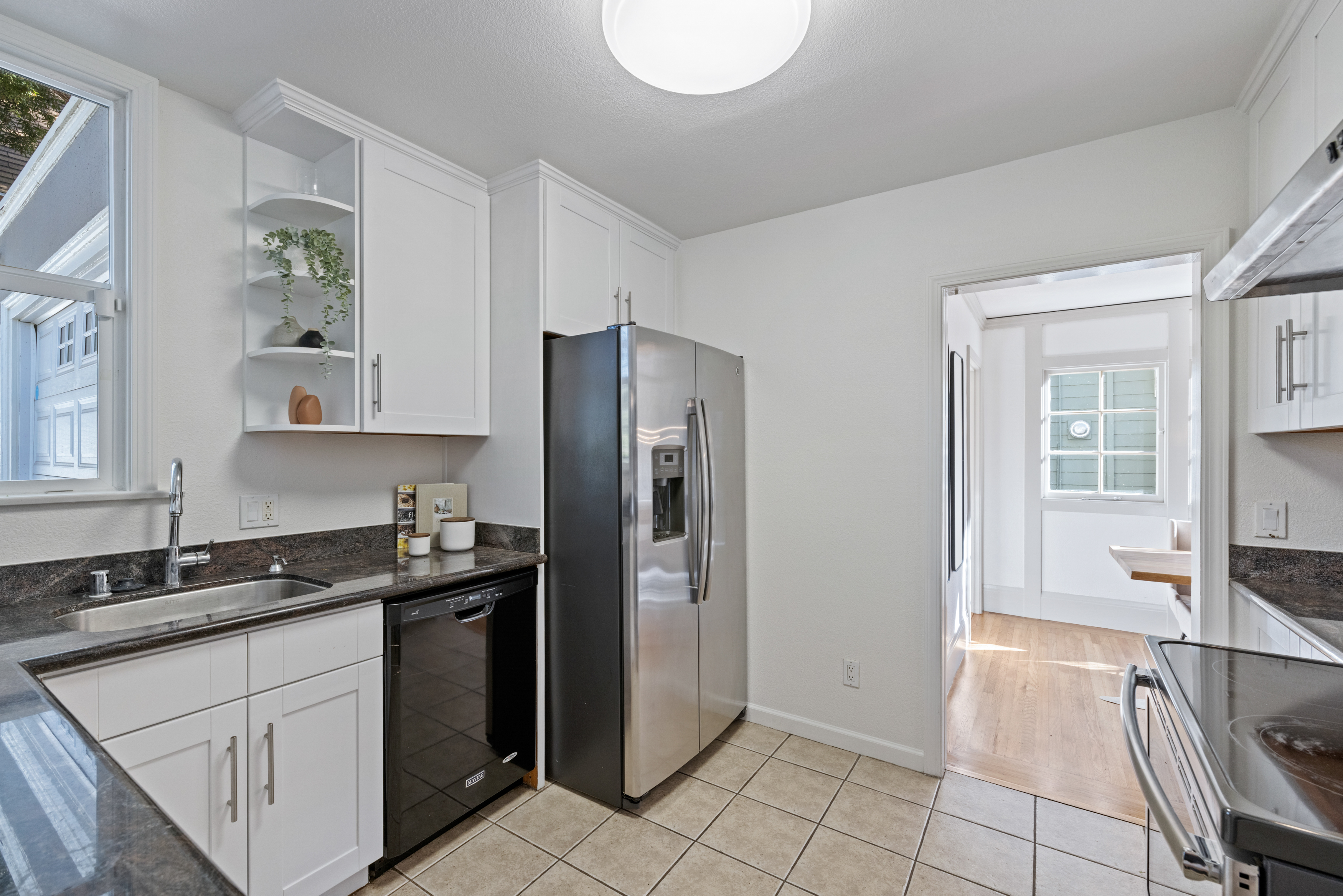  Classic Berkeley Charm Meets Versatility: Elmwood Home Plus Duplex - 物件實景