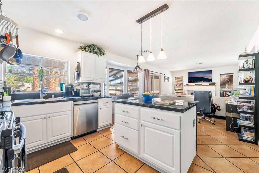 Henderson, Nevada, 89014, United States, 4 Bedrooms Bedrooms, ,3 BathroomsBathrooms,Residential,For Sale,2028376