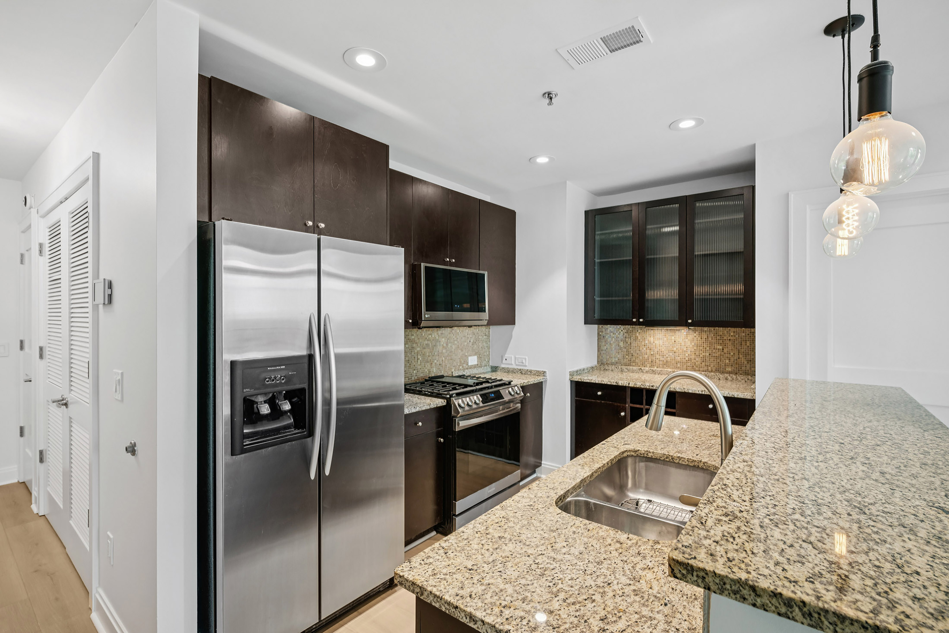  Large One Bedroom Condo in Fantastic Midtown Location - 物件實景
