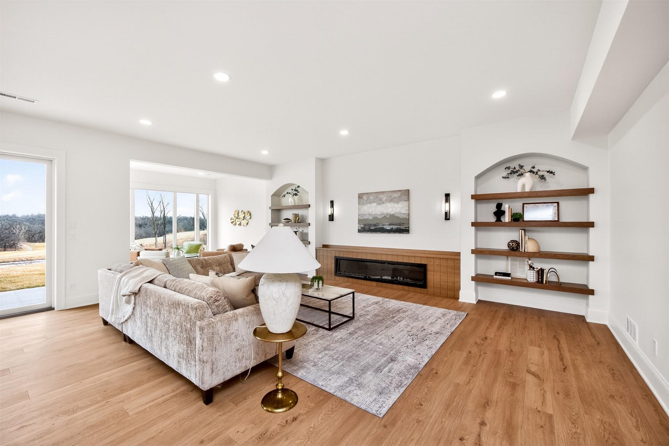 Pella, Iowa, 50219, United States, 5 Bedrooms Bedrooms, ,5 BathroomsBathrooms,Residential,For Sale,2019624