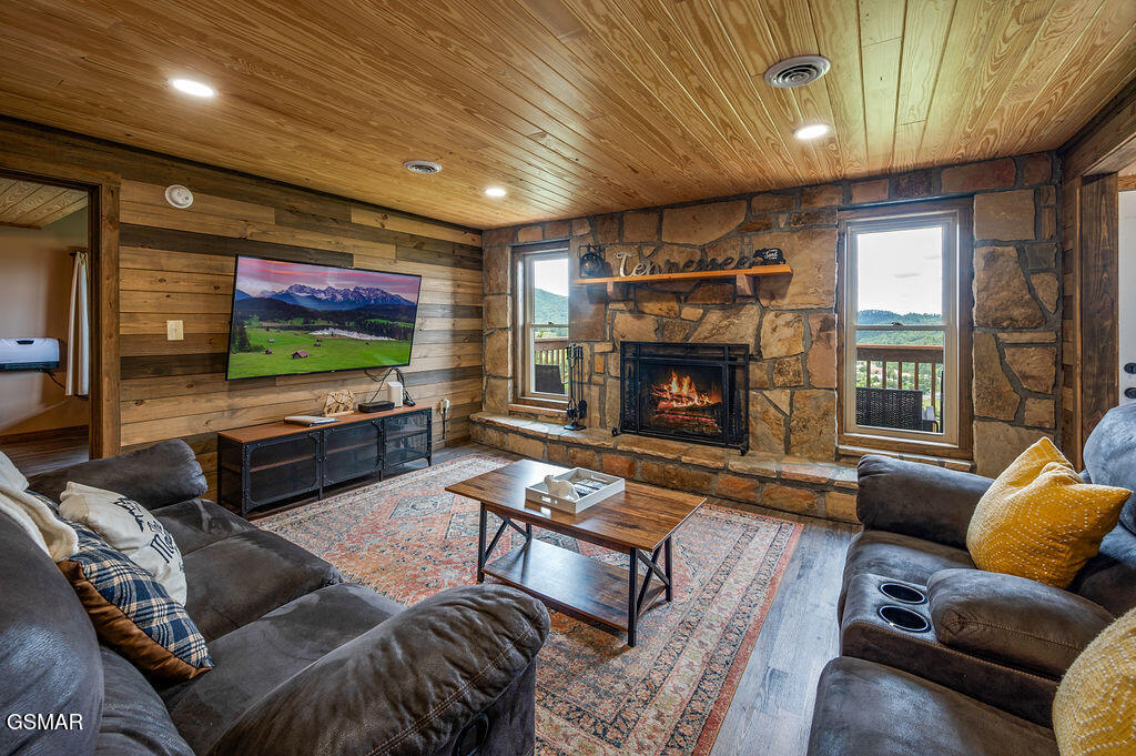 Sevierville, Tennessee, 37876, United States, 4 Bedrooms Bedrooms, ,6 BathroomsBathrooms,Residential,For Sale,2008845