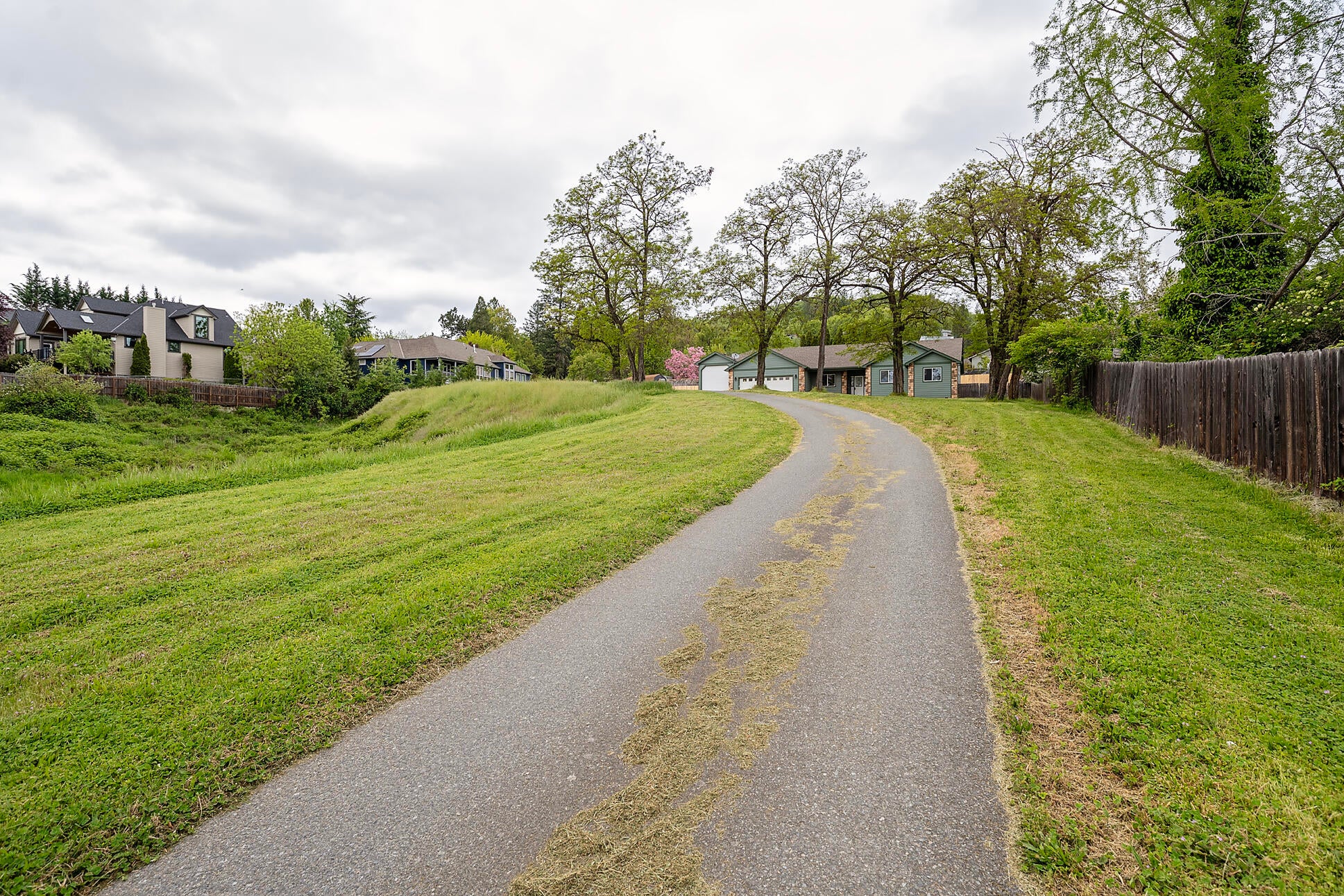 Grants Pass, Oregon, 97526, United States, 3 Bedrooms Bedrooms, ,3 BathroomsBathrooms,Residential,For Sale,1994829