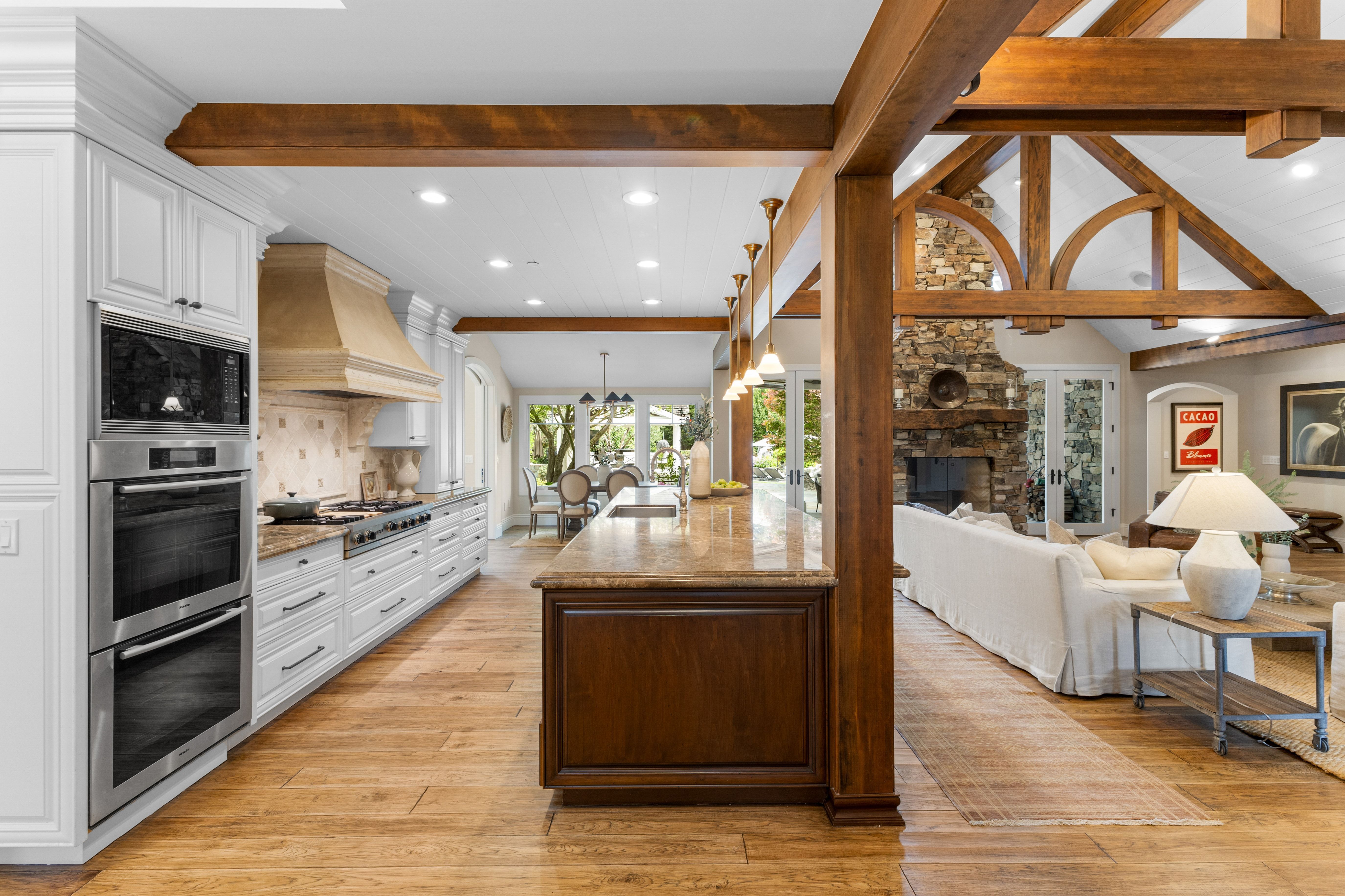  A Private One-Acre Compound Defined by Craftsmanship, Scale and Resort Living - 物件實景