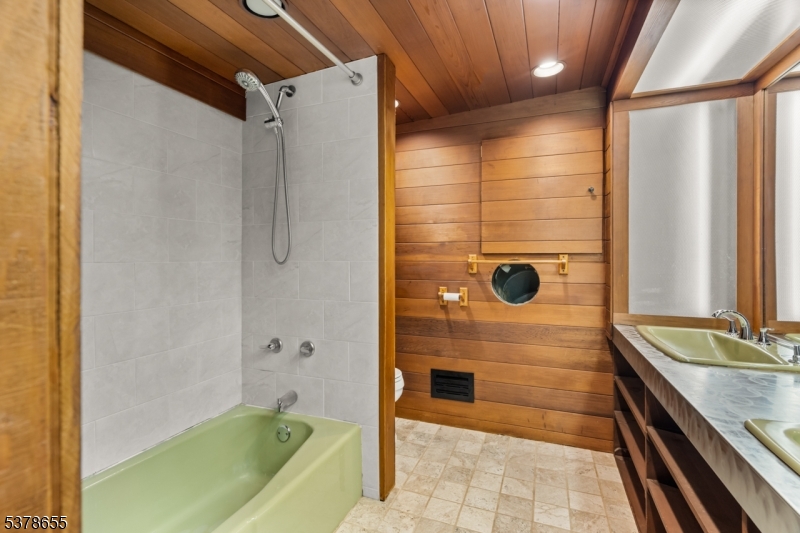 Lebanon Twp., New Jersey, 08826, United States, 3 Bedrooms Bedrooms, ,2 BathroomsBathrooms,Residential,For Sale,1972672