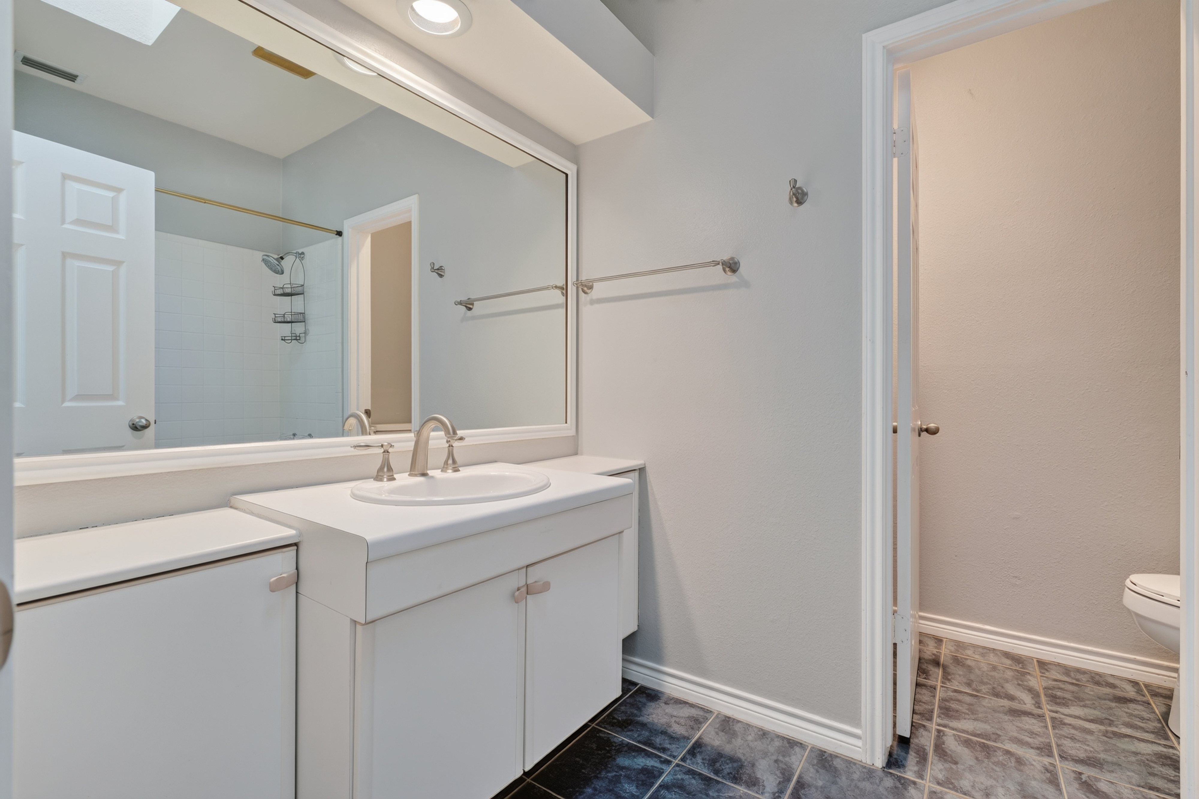  Desirable One-Level Condo with Pool Views - 物件實景