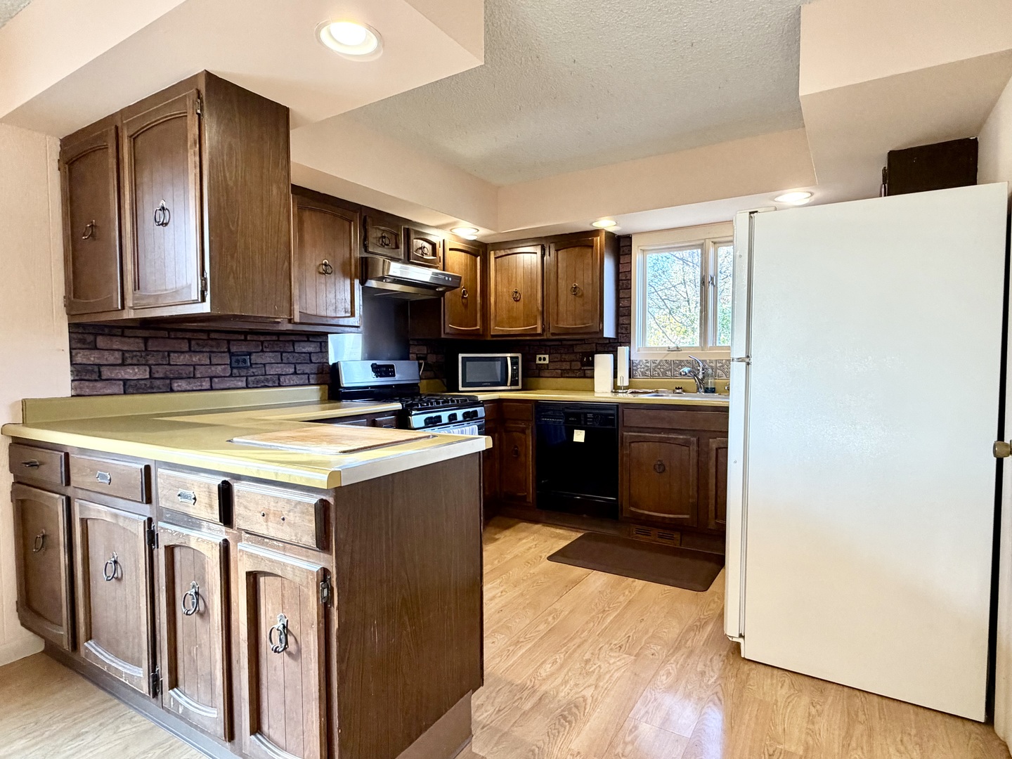 Sycamore, Illinois, 60178, United States, 4 Bedrooms Bedrooms, ,3 BathroomsBathrooms,Residential,For Sale,1988163