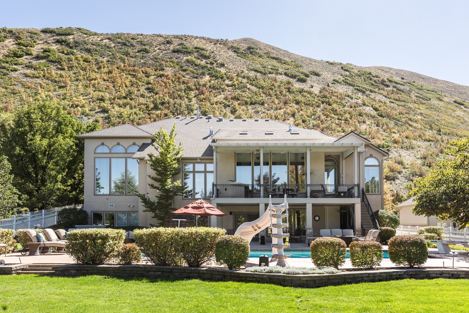  Stately Gated-Community Estate on Nearly Half an Acre: Vaulted Ceilings, Valley - 物件實景