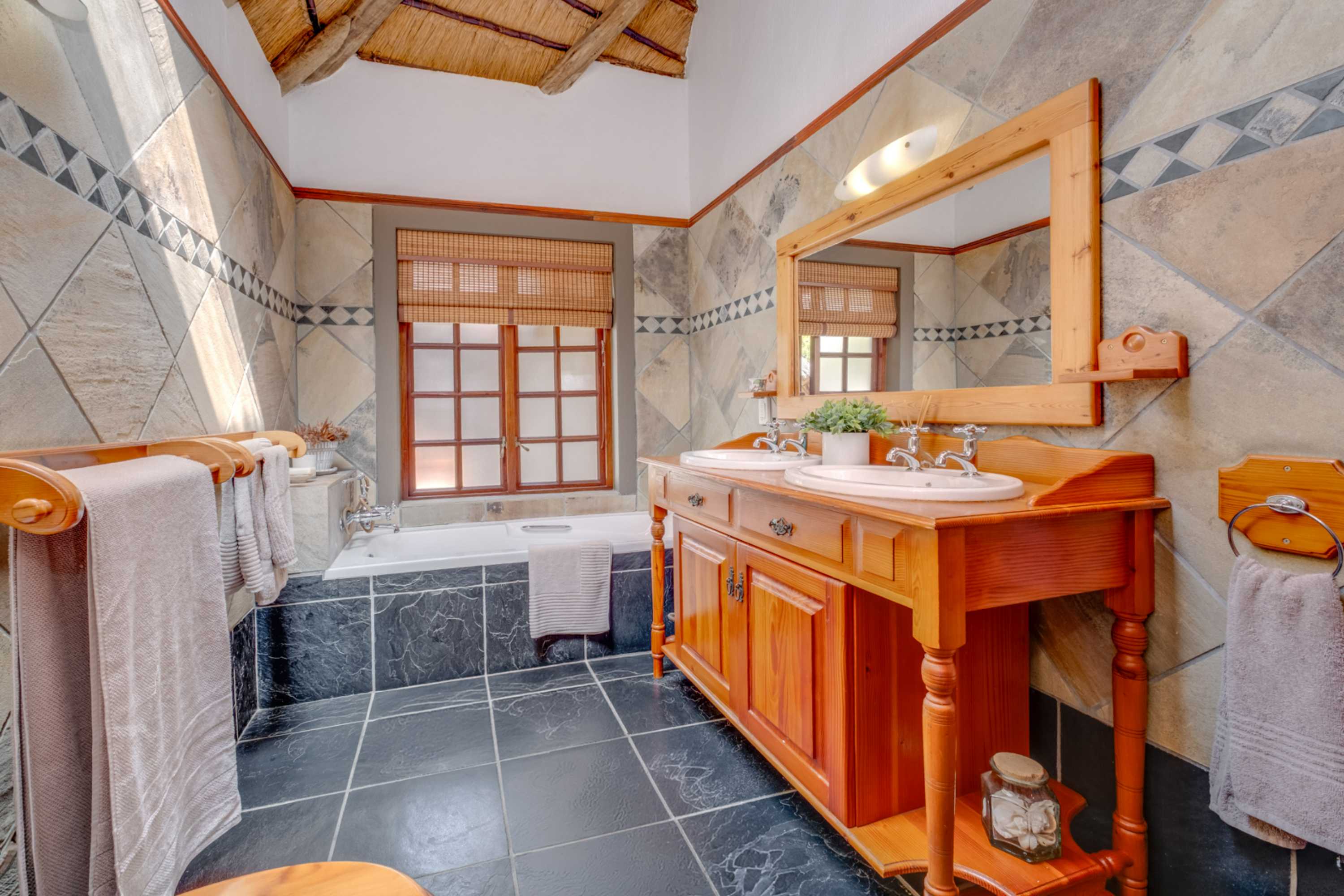  Modern Thatched Family Home For The Executive Buyer - 物件實景