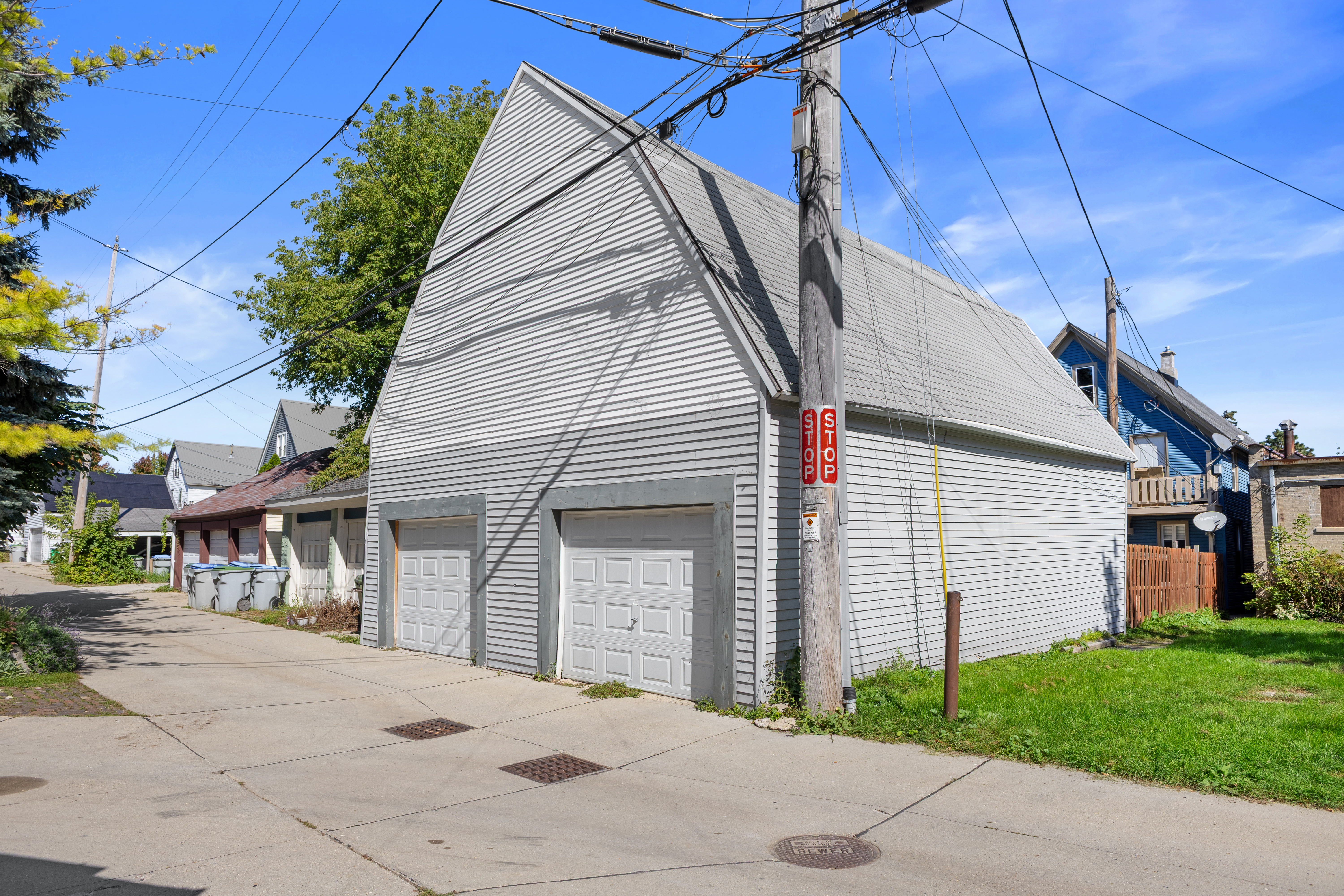  Prime Bay View Investment: Updated Duplex with 4-Car Garage Near Lake Michigan - 物件實景