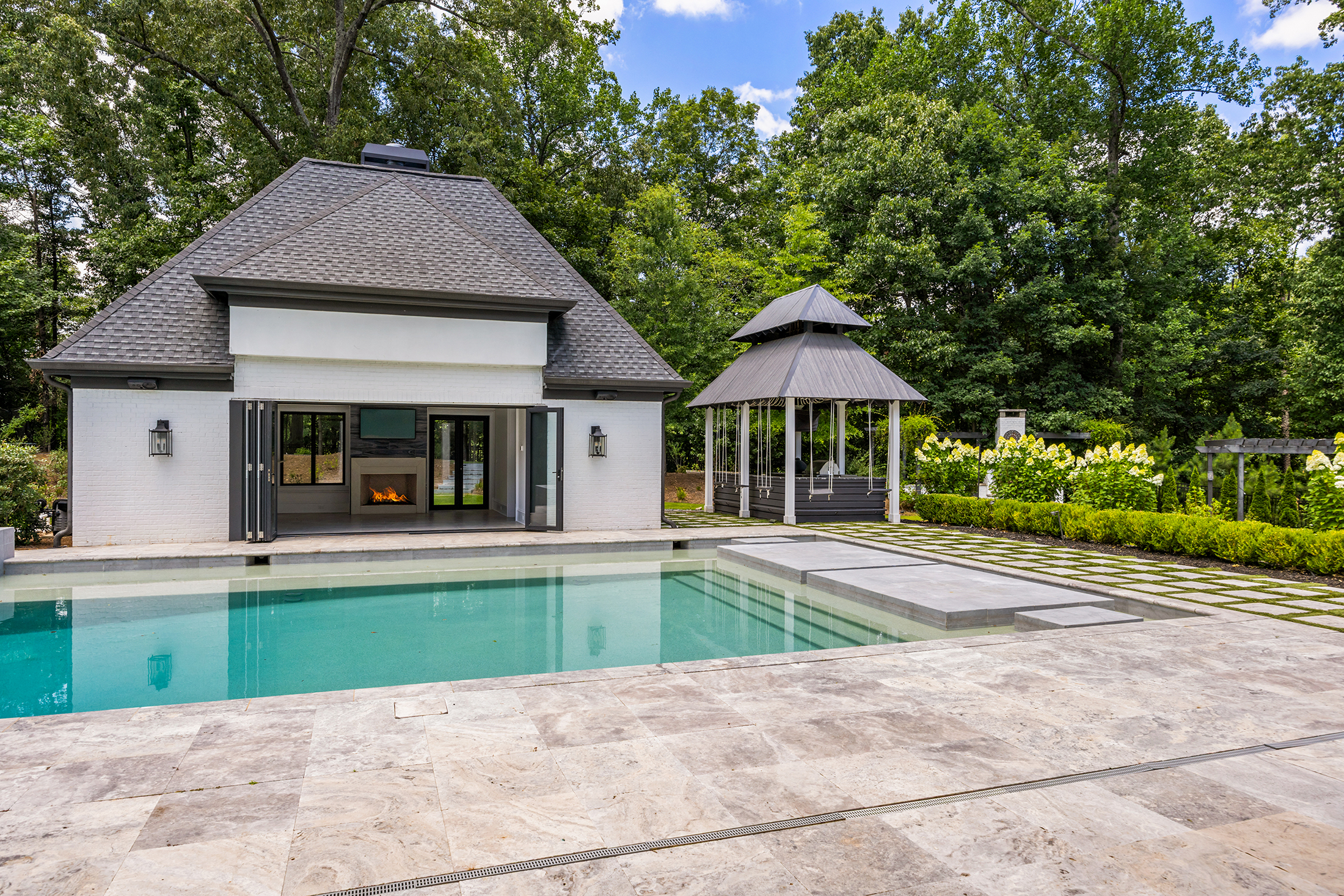  Exceptional Gated Estate with Resort-caliber Grounds - 物件實景