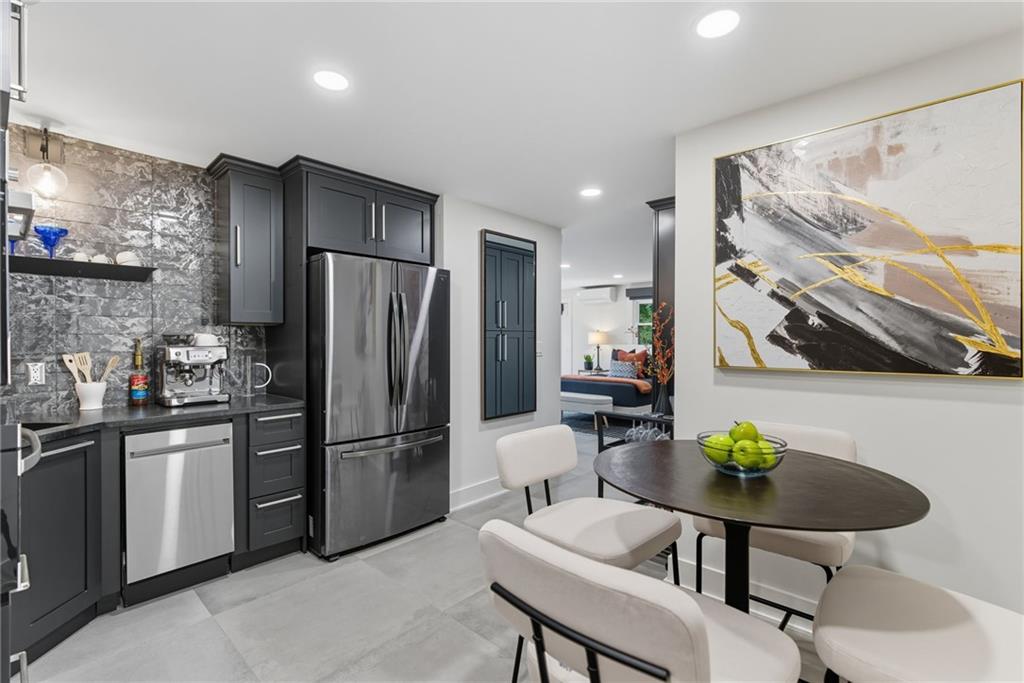 Alpharetta, Georgia, 30005, United States, 4 Bedrooms Bedrooms, ,6 BathroomsBathrooms,Residential,For Sale,1983404