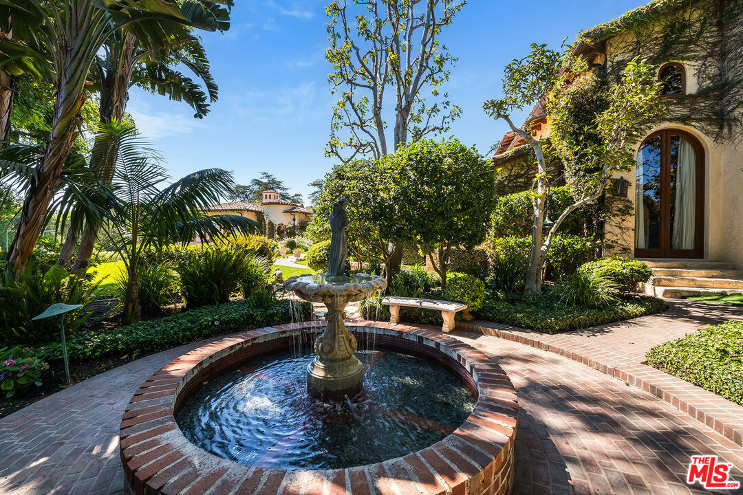 Pacific Palisades, California, 90272, United States, 8 Bedrooms Bedrooms, ,12 BathroomsBathrooms,Residential,For Sale,1949895