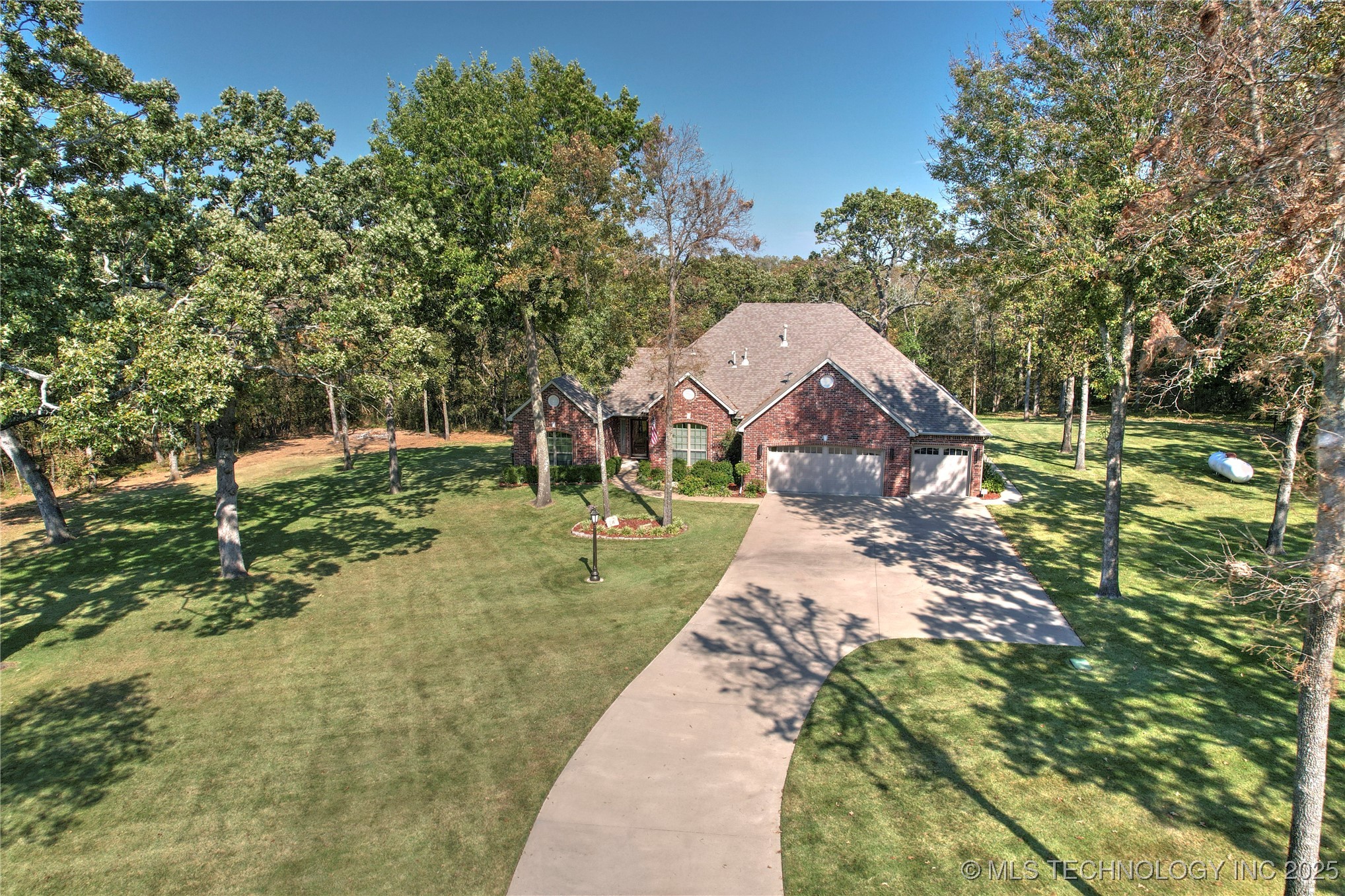 Catoosa, Oklahoma, 74015, United States, 3 Bedrooms Bedrooms, ,3 BathroomsBathrooms,Residential,For Sale,1987944
