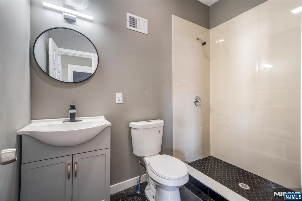 Newark, New Jersey, 07103, United States, 6 Bedrooms Bedrooms, ,3 BathroomsBathrooms,Residential,For Sale,1897498